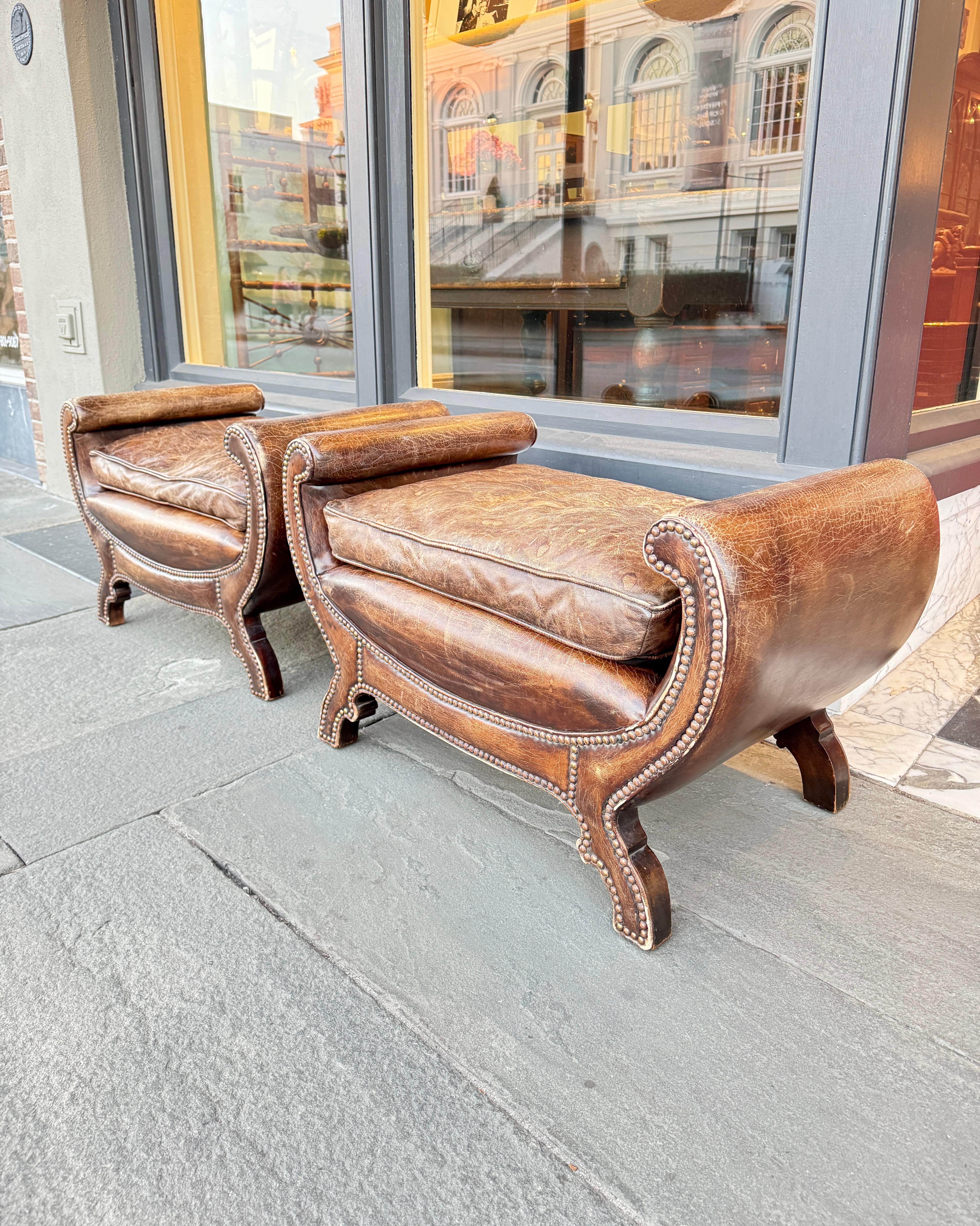Paire de bancs de fenêtre en cuir anglais. Le cuir est très usé mais en bon état. La couleur est dégradée entre le rouge et le noir. Veuillez noter l'état du cuir sur les photos. 