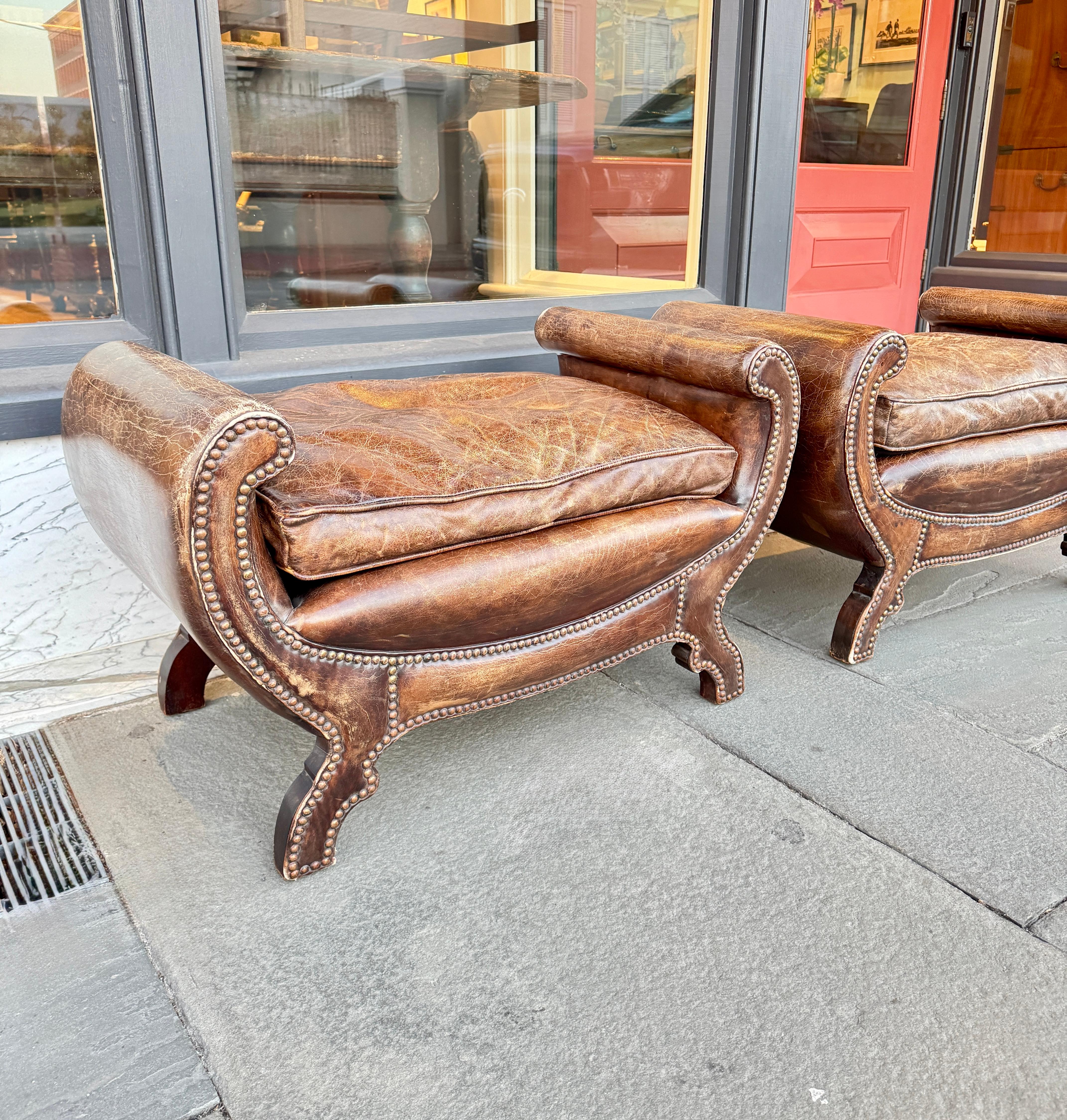 Paire de bancs anglais en cuir avec attelles en laiton fin du 19ème siècle Bon état - En vente à Charleston, SC