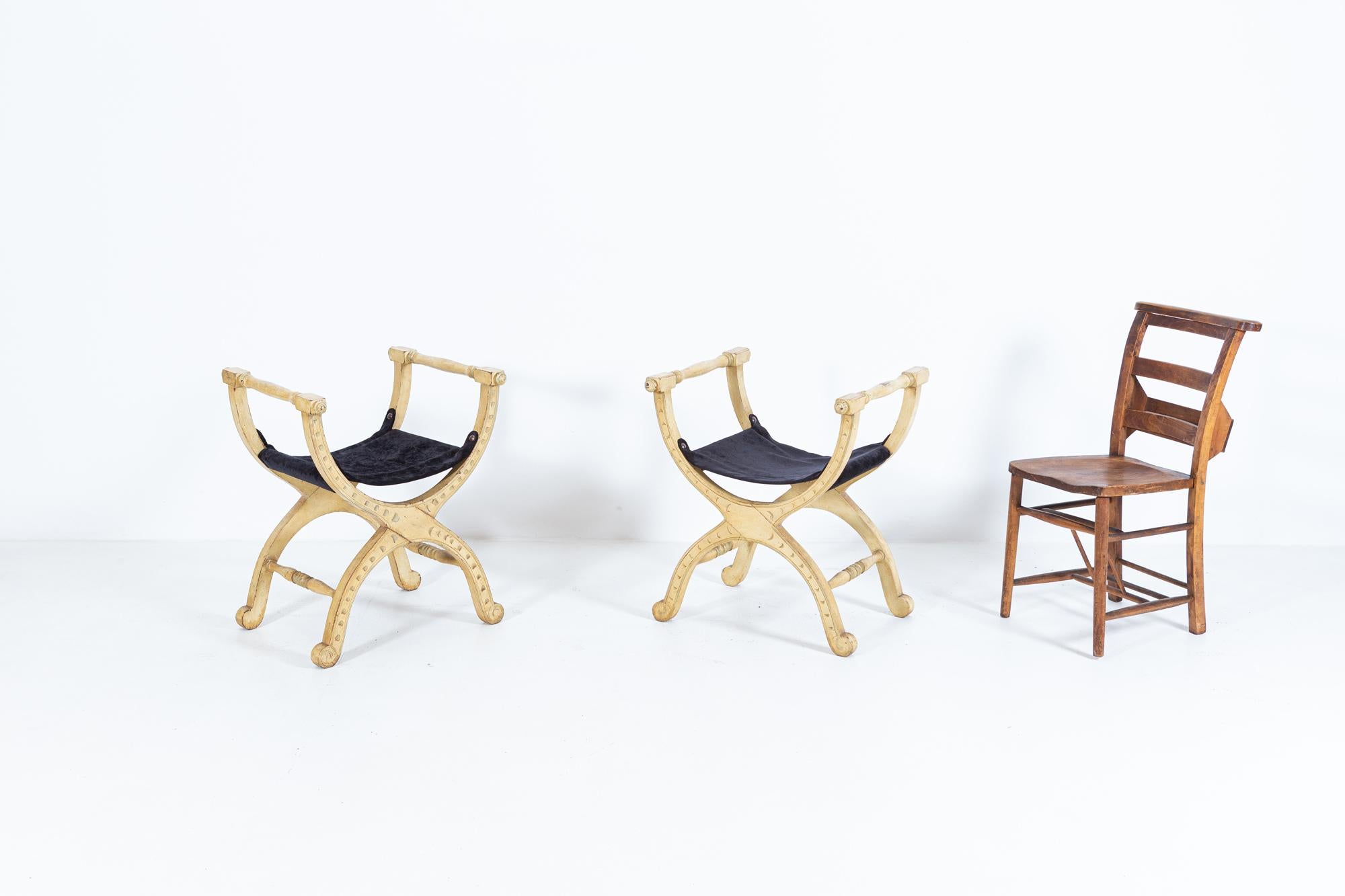 Paire de tabourets anglais en acajou du 19ème siècle avec cadre en X peint en polychrome en vente 3