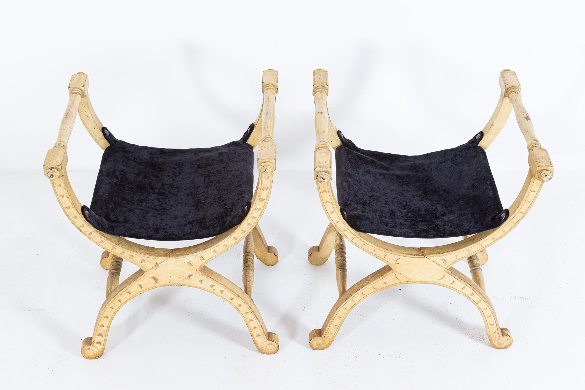 Anglais Paire de tabourets anglais en acajou du 19ème siècle avec cadre en X peint en polychrome en vente