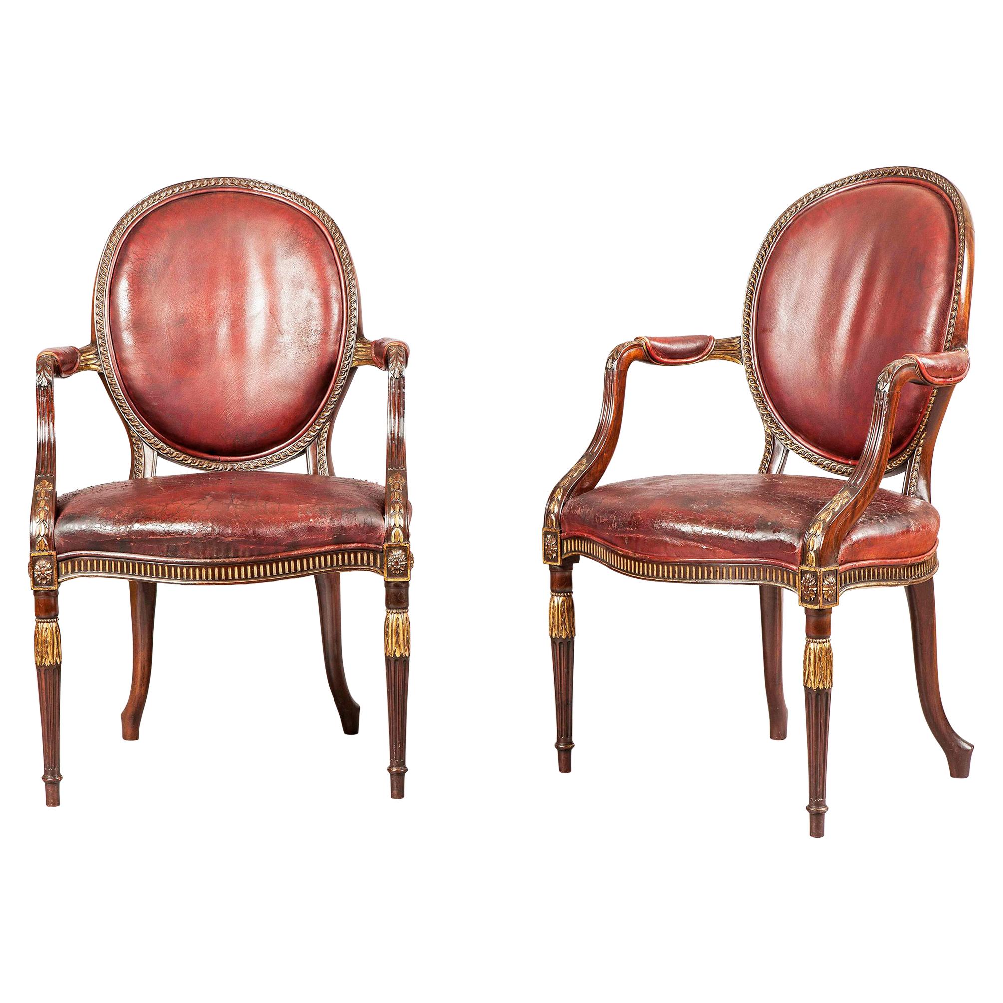 Paire de fauteuils anglais en acajou et cuir de style néoclassique