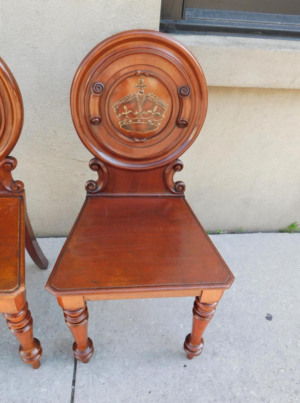 Pair of English Mahogany Crown Medallion Hall Chairs with Turned Legs, C. 1840 In Excellent Condition For Sale In Hollywood, SC