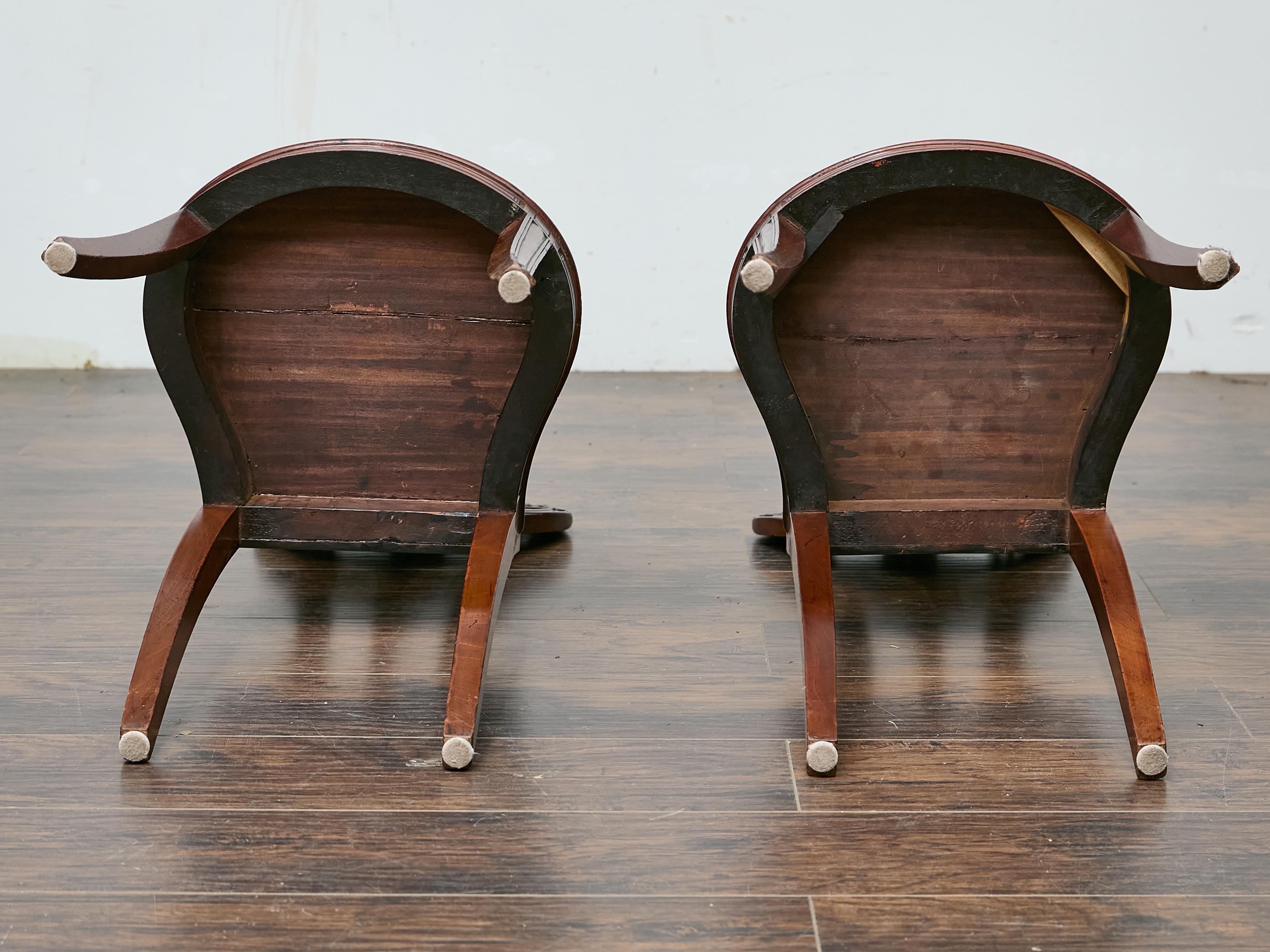 Pair of English Mahogany Hall Chairs with Carved Eagle Heads, 19th Century For Sale 5