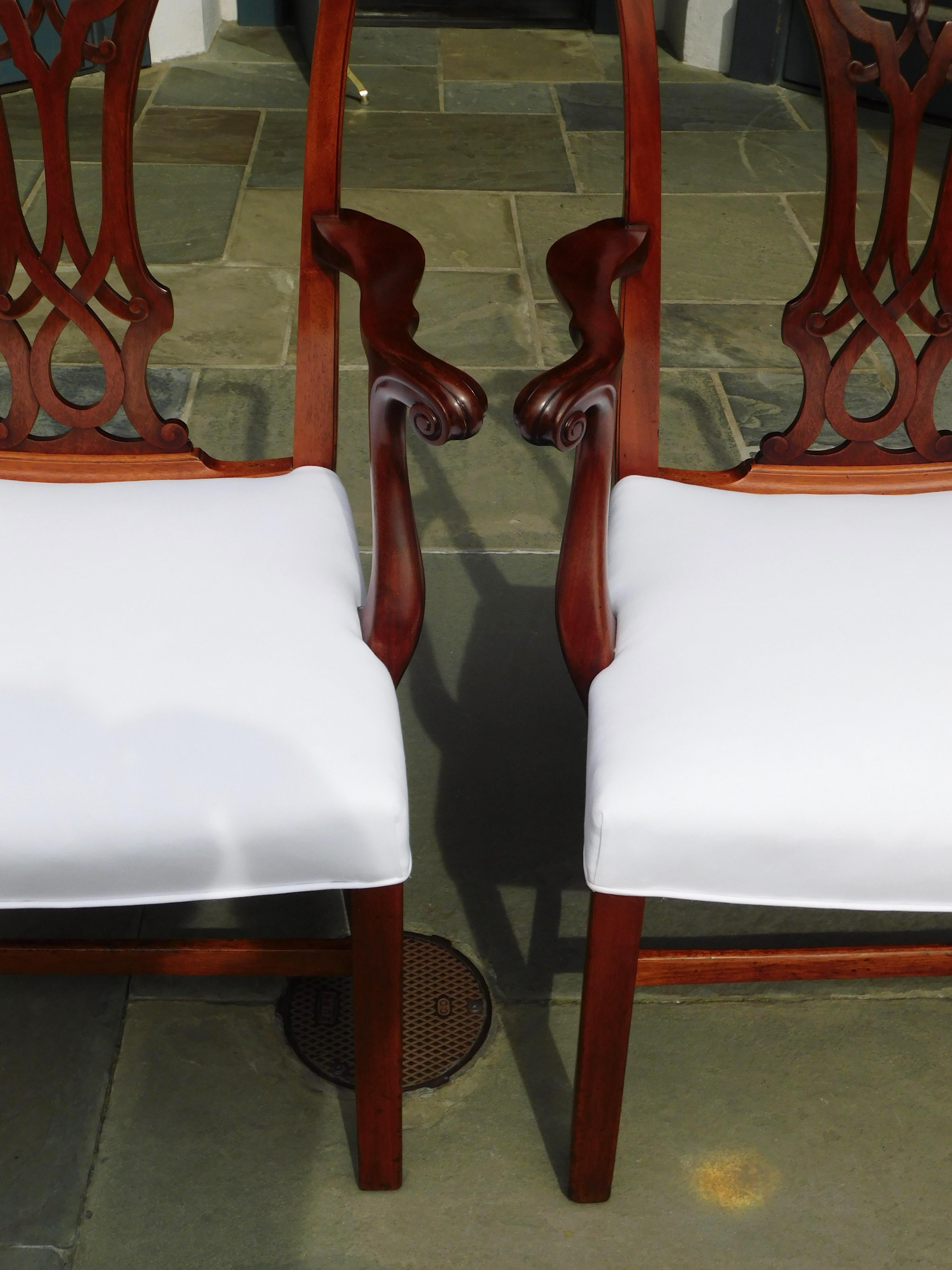 Paar englische Serpentinenkommode-Sessel aus Mahagoni mit Sattelstühlen, um 1820 im Angebot 3