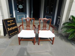 Coppia di poltrone a cresta serpentina in mogano inglese con sedili a sella, 1820 ca.