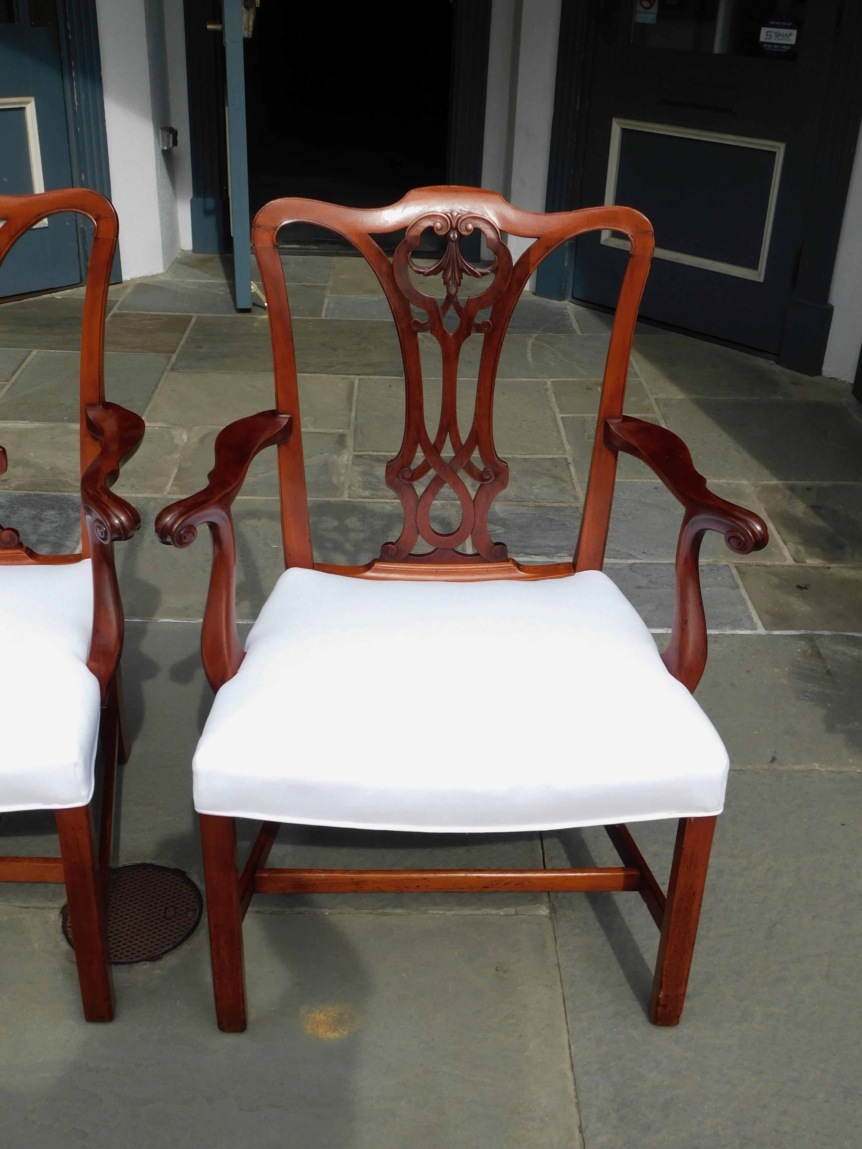 Paar englische Serpentinenkommode-Sessel aus Mahagoni mit Sattelstühlen, um 1820 (Handgeschnitzt) im Angebot