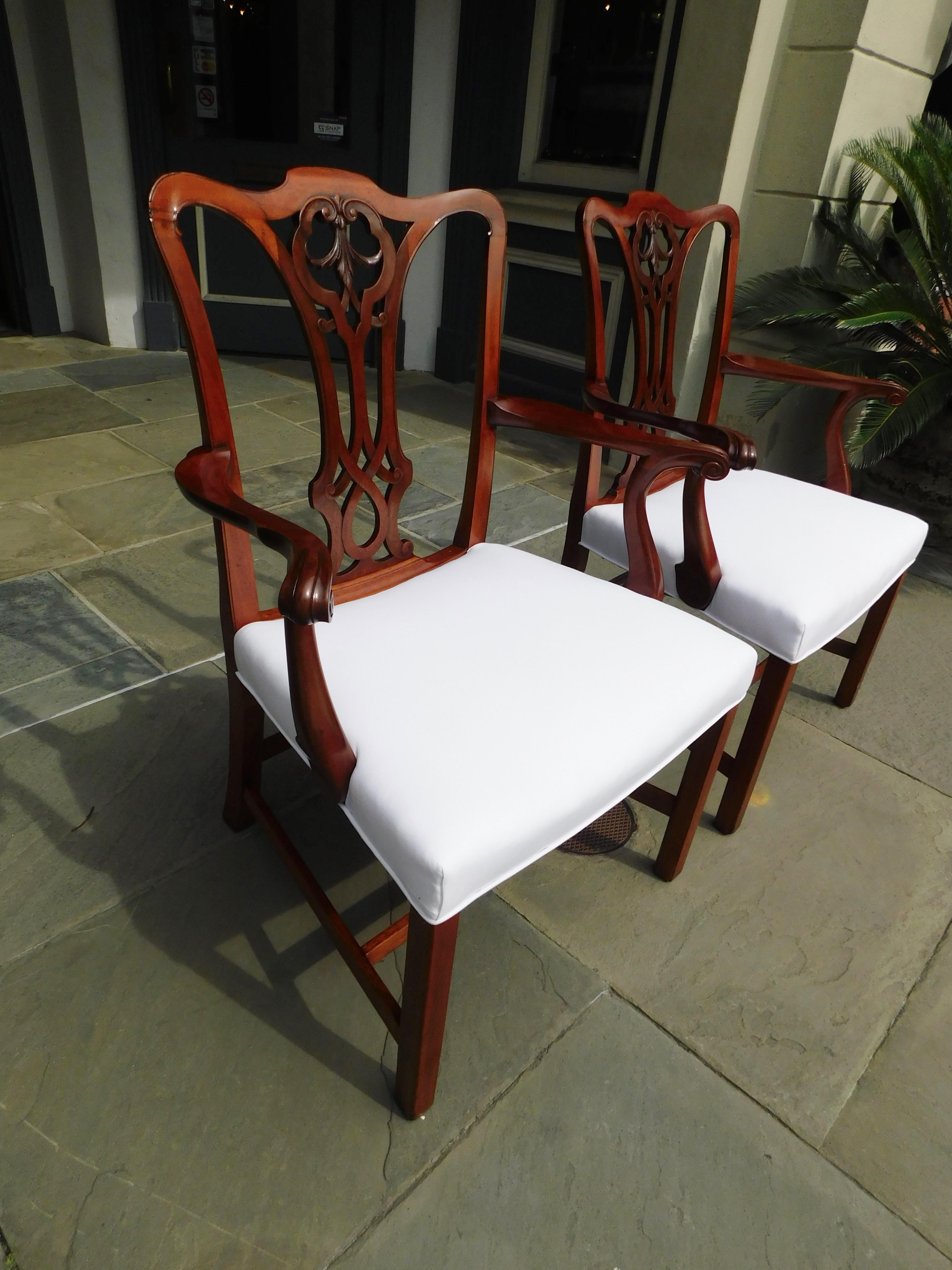 Paar englische Serpentinenkommode-Sessel aus Mahagoni mit Sattelstühlen, um 1820 im Angebot 1