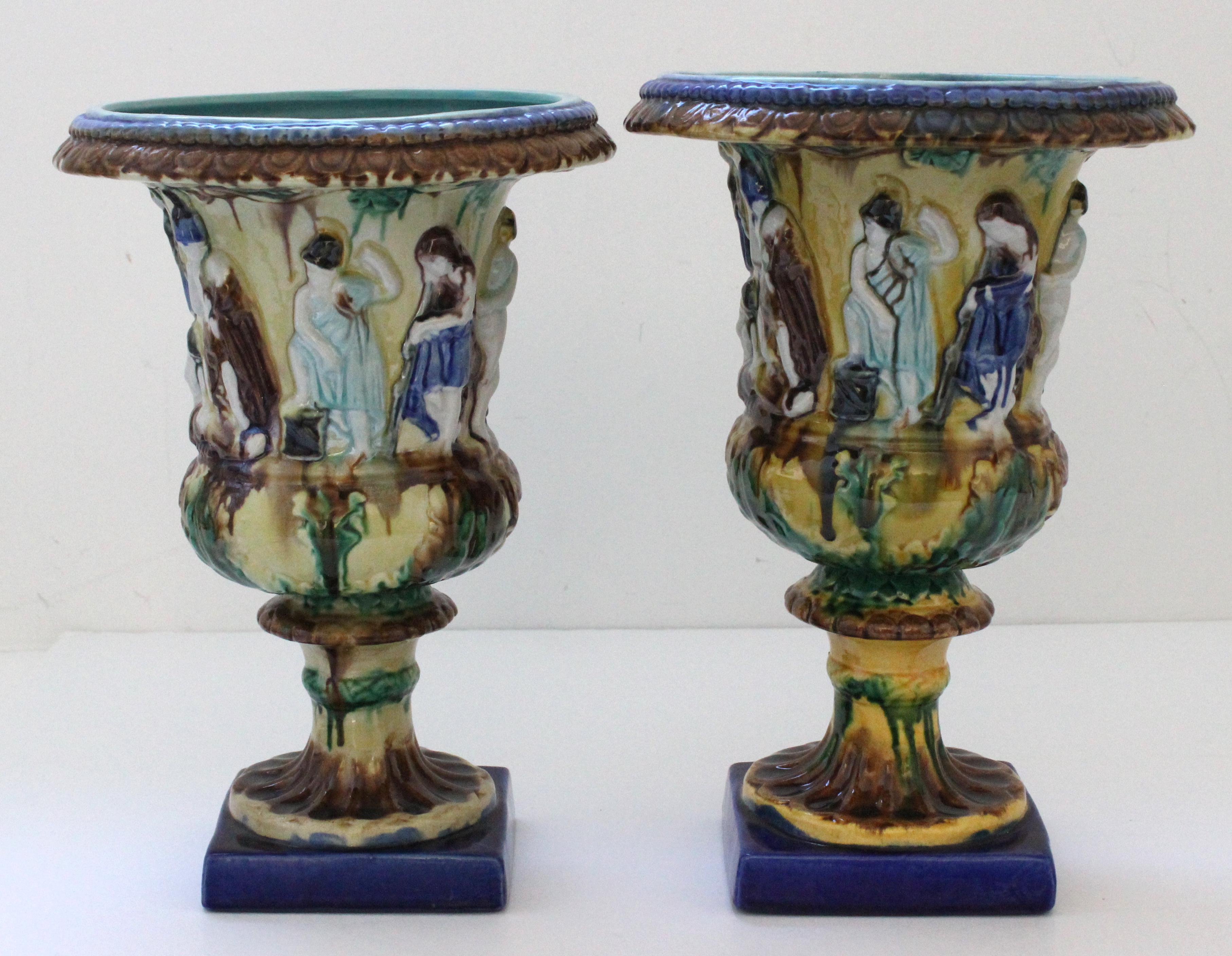 Pair of English Majolica Urns In Good Condition For Sale In West Palm Beach, FL