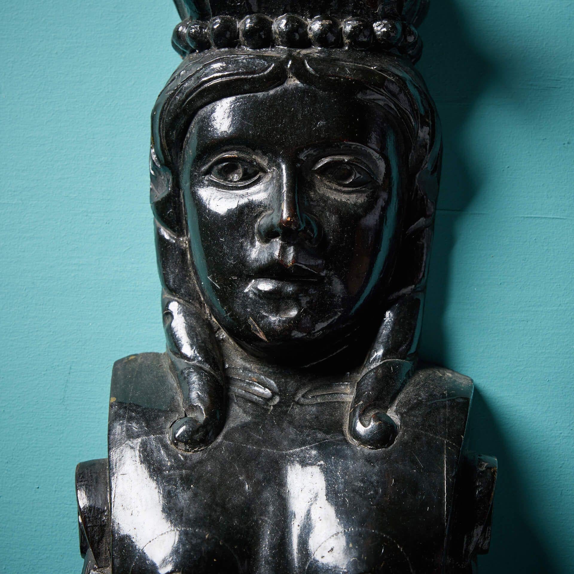 Medievale Coppia di cariatidi inglesi intagliate in stile medievale in vendita