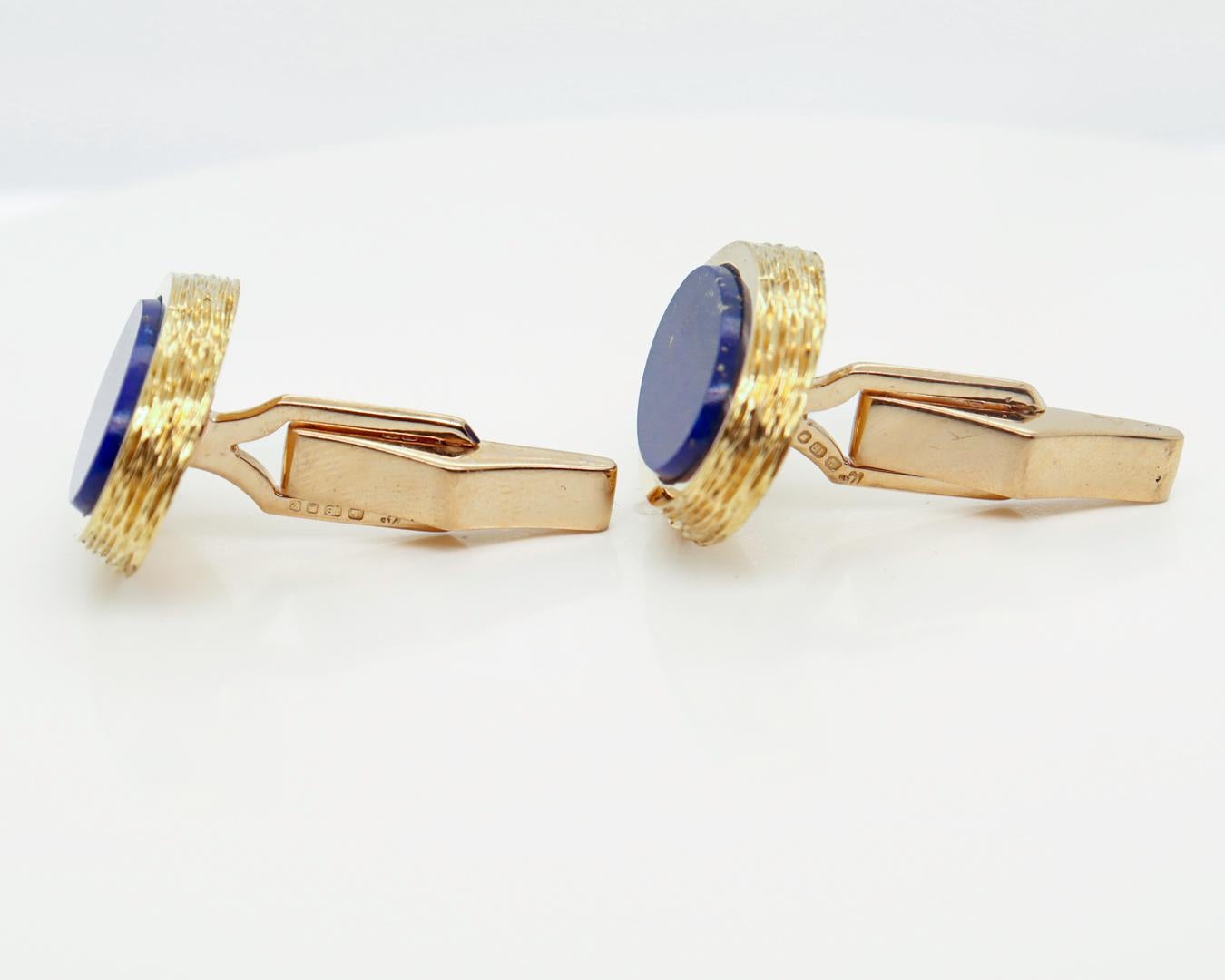 Pair of English Mid-Century Modern 18k Gold & Lapis Cufflinks by Kutchinsky For Sale 5
