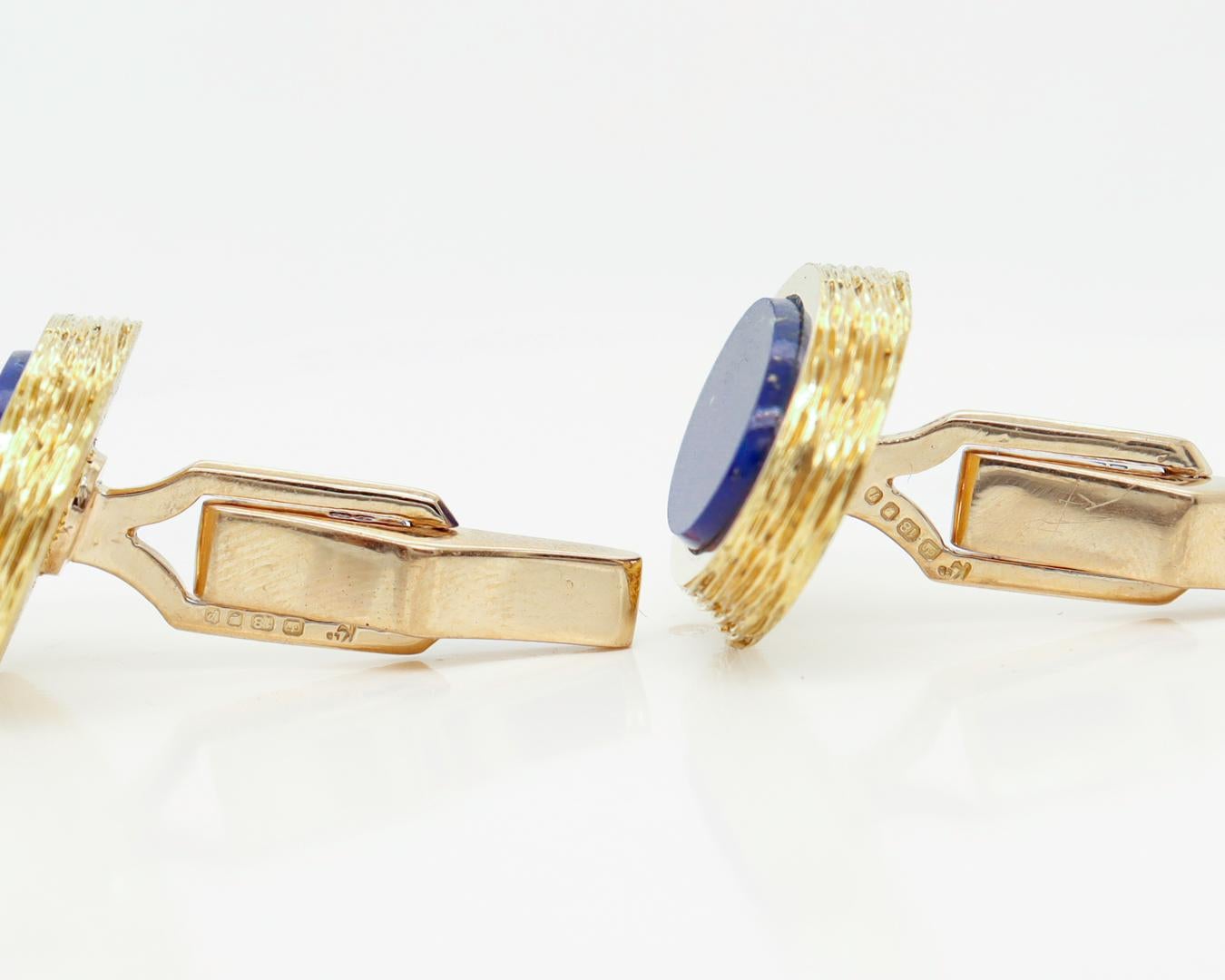 Pair of English Mid-Century Modern 18k Gold & Lapis Cufflinks by Kutchinsky For Sale 7