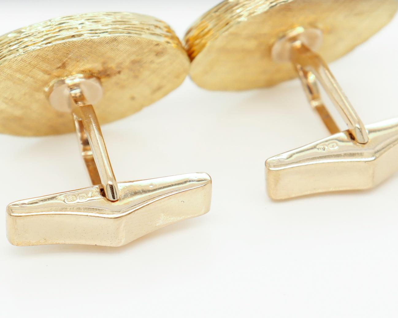 Pair of English Mid-Century Modern 18k Gold & Lapis Cufflinks by Kutchinsky For Sale 8