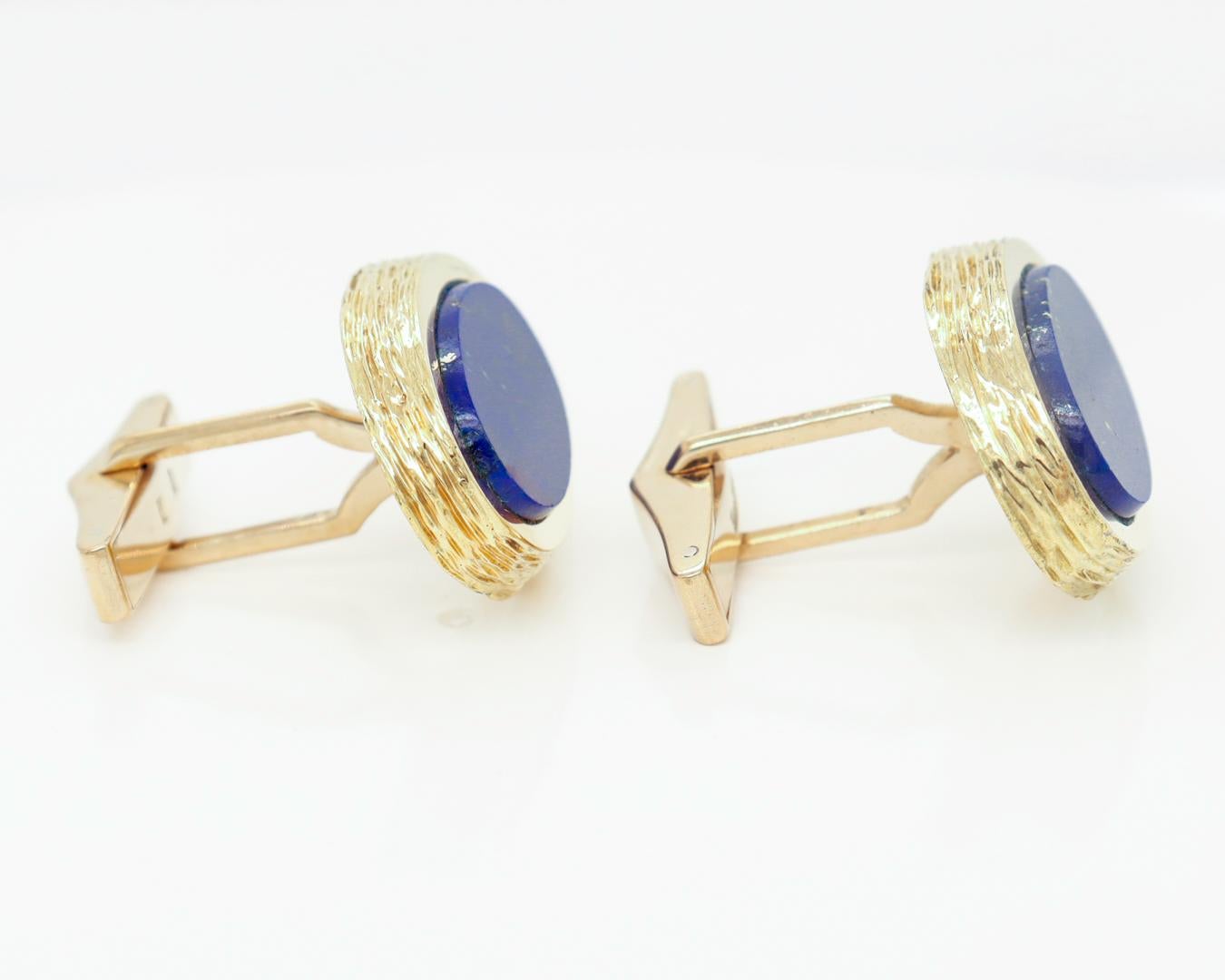 Pair of English Mid-Century Modern 18k Gold & Lapis Cufflinks by Kutchinsky In Good Condition For Sale In Philadelphia, PA