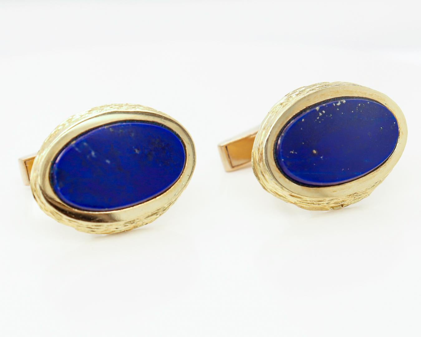 Pair of English Mid-Century Modern 18k Gold & Lapis Cufflinks by Kutchinsky For Sale 1