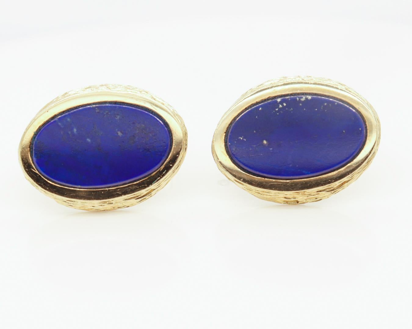 Pair of English Mid-Century Modern 18k Gold & Lapis Cufflinks by Kutchinsky For Sale 2