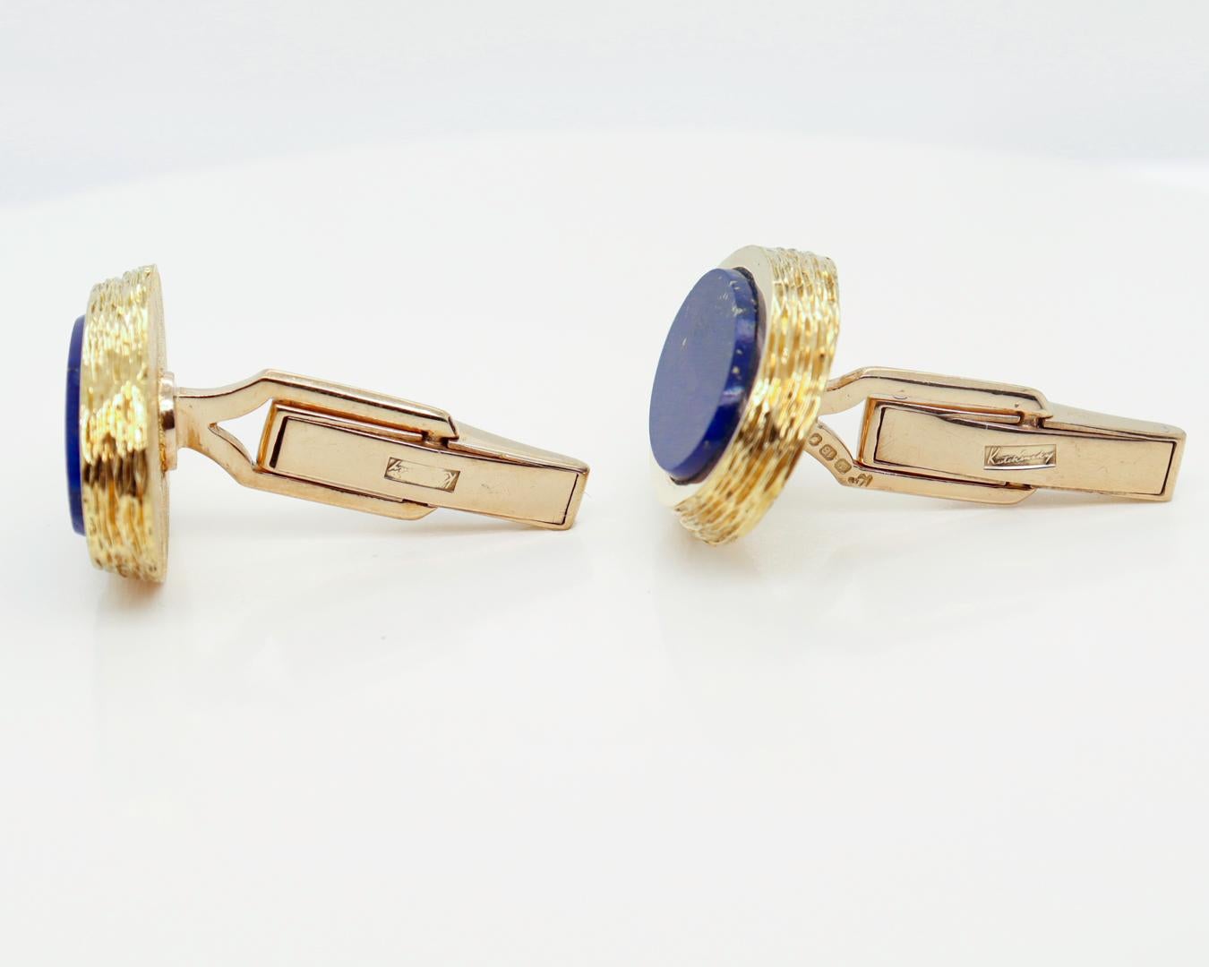Pair of English Mid-Century Modern 18k Gold & Lapis Cufflinks by Kutchinsky For Sale 3