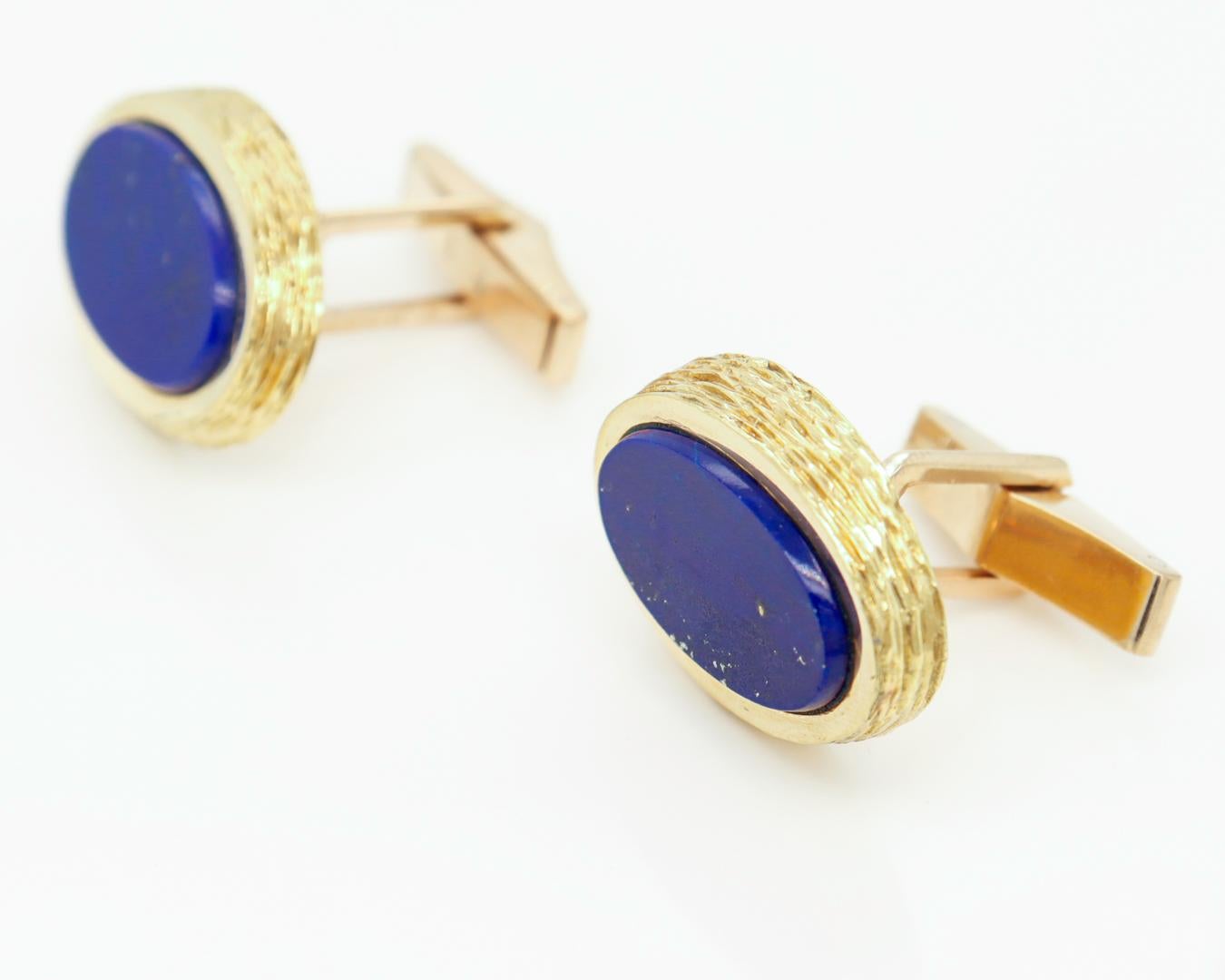 Pair of English Mid-Century Modern 18k Gold & Lapis Cufflinks by Kutchinsky For Sale 4