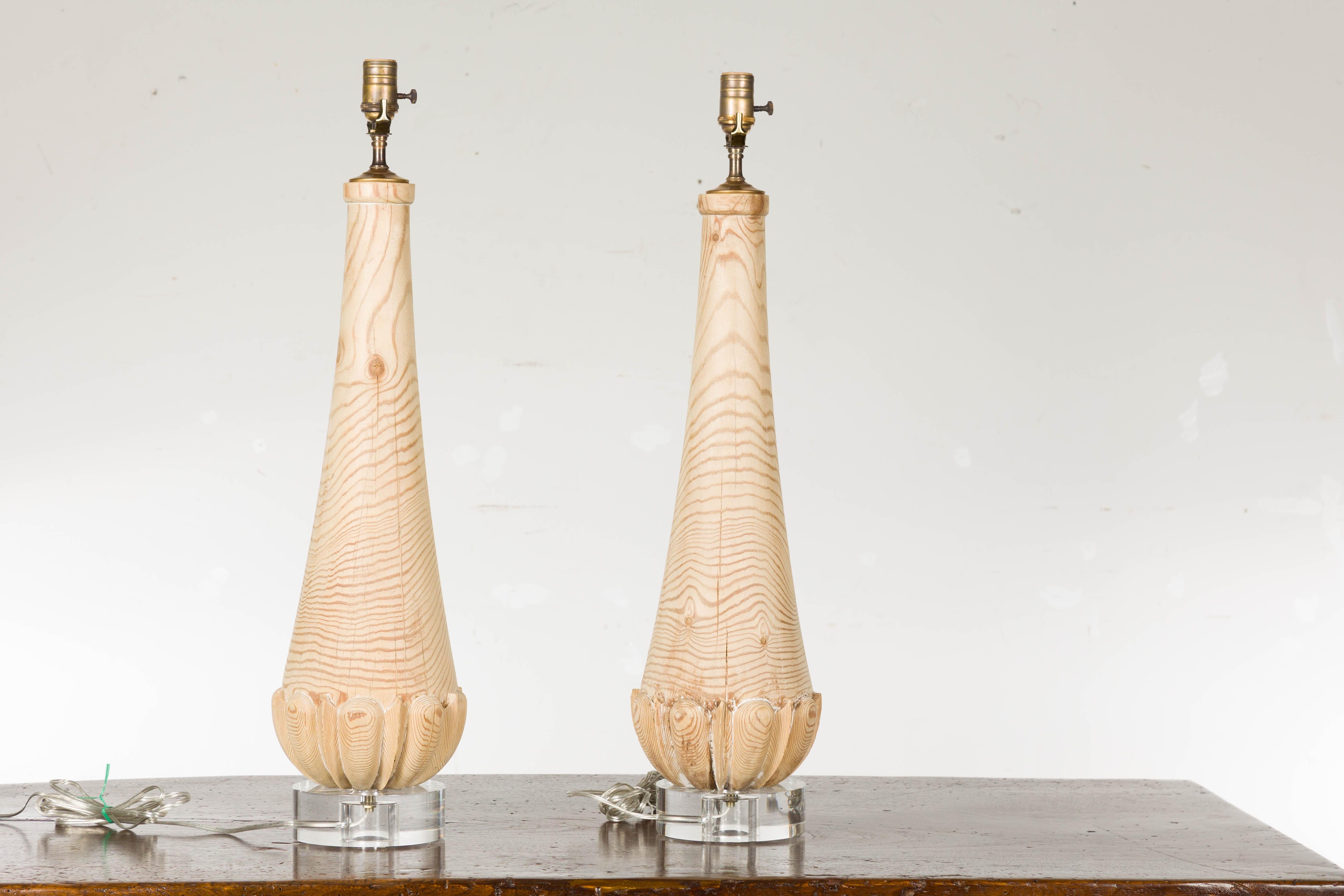 Coppia di lampade da tavolo inglesi del Medioevo in pino con finitura naturale e basi in lucite in vendita 5