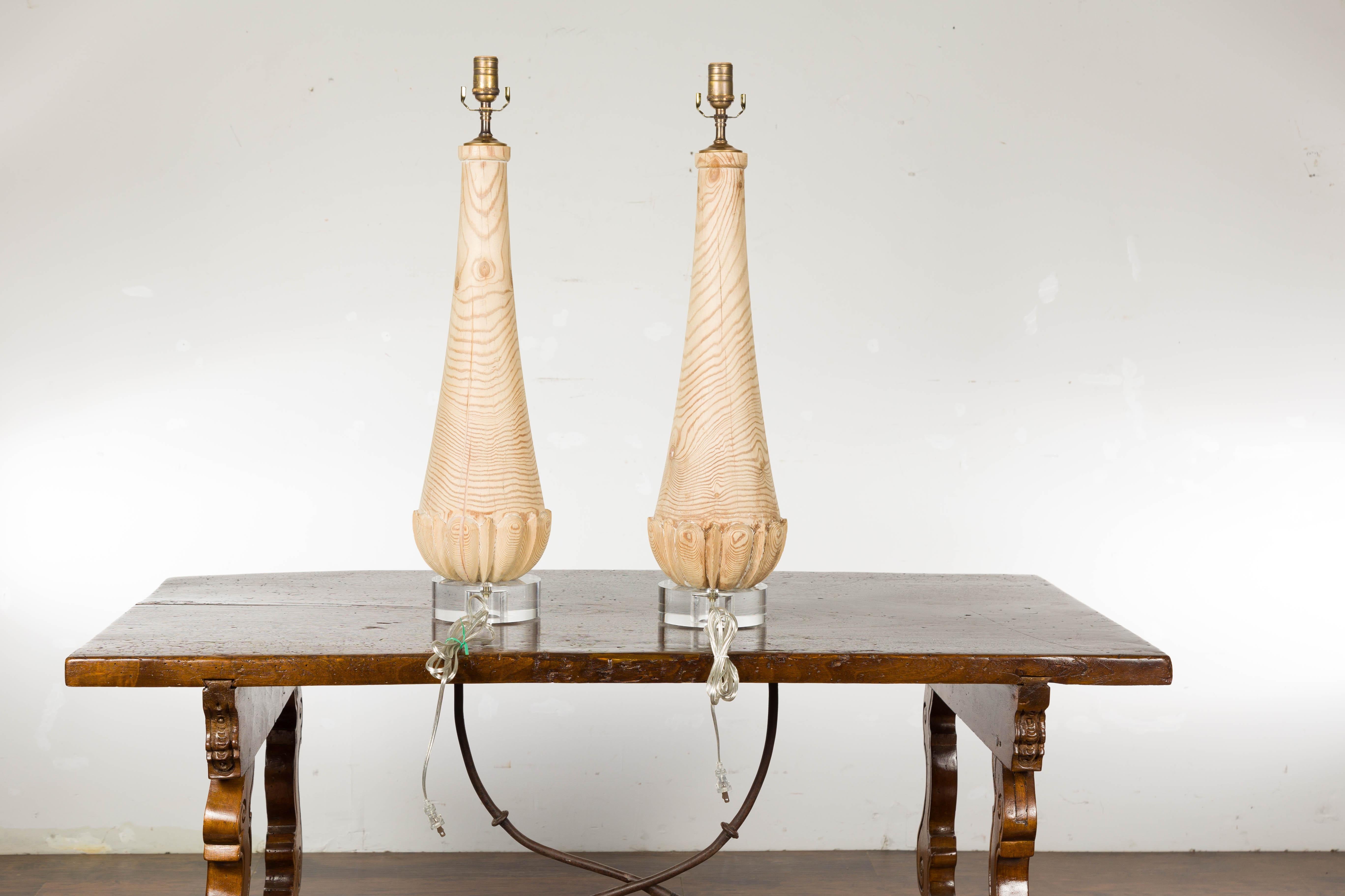 Paire de lampes de bureau anglaises en pin du milieu du siècle dernier avec finition naturelle et bases en lucite en vente 6