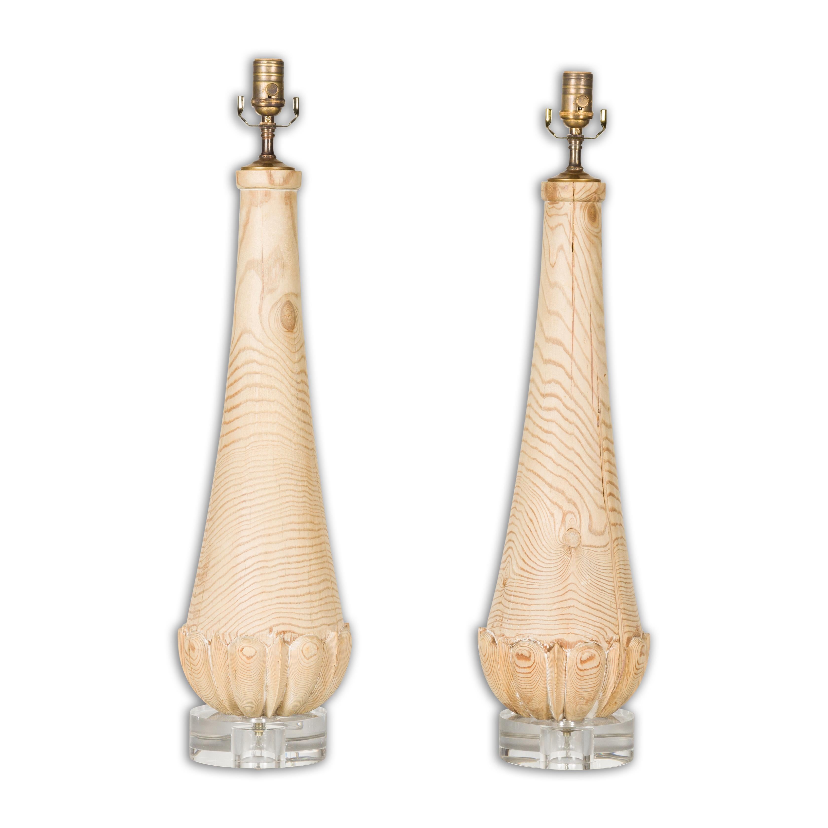 Coppia di lampade da tavolo inglesi del Medioevo in pino con finitura naturale, montate su basi circolari in lucite. Illumina i tuoi interni con un'allettante miscela di artigianato tradizionale e design contemporaneo offerta da questa coppia di