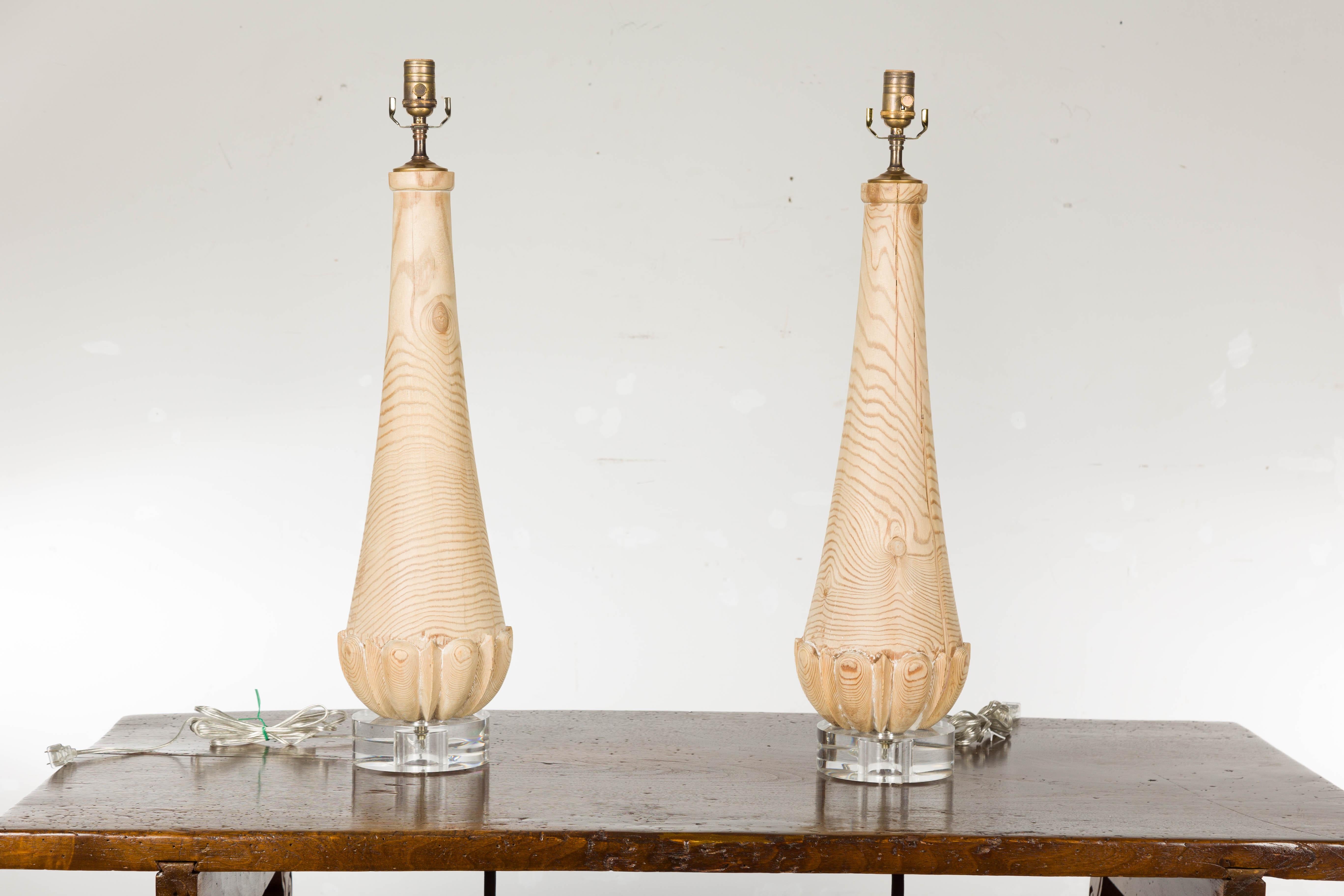 Mid-Century Modern Paire de lampes de bureau anglaises en pin du milieu du siècle dernier avec finition naturelle et bases en lucite en vente