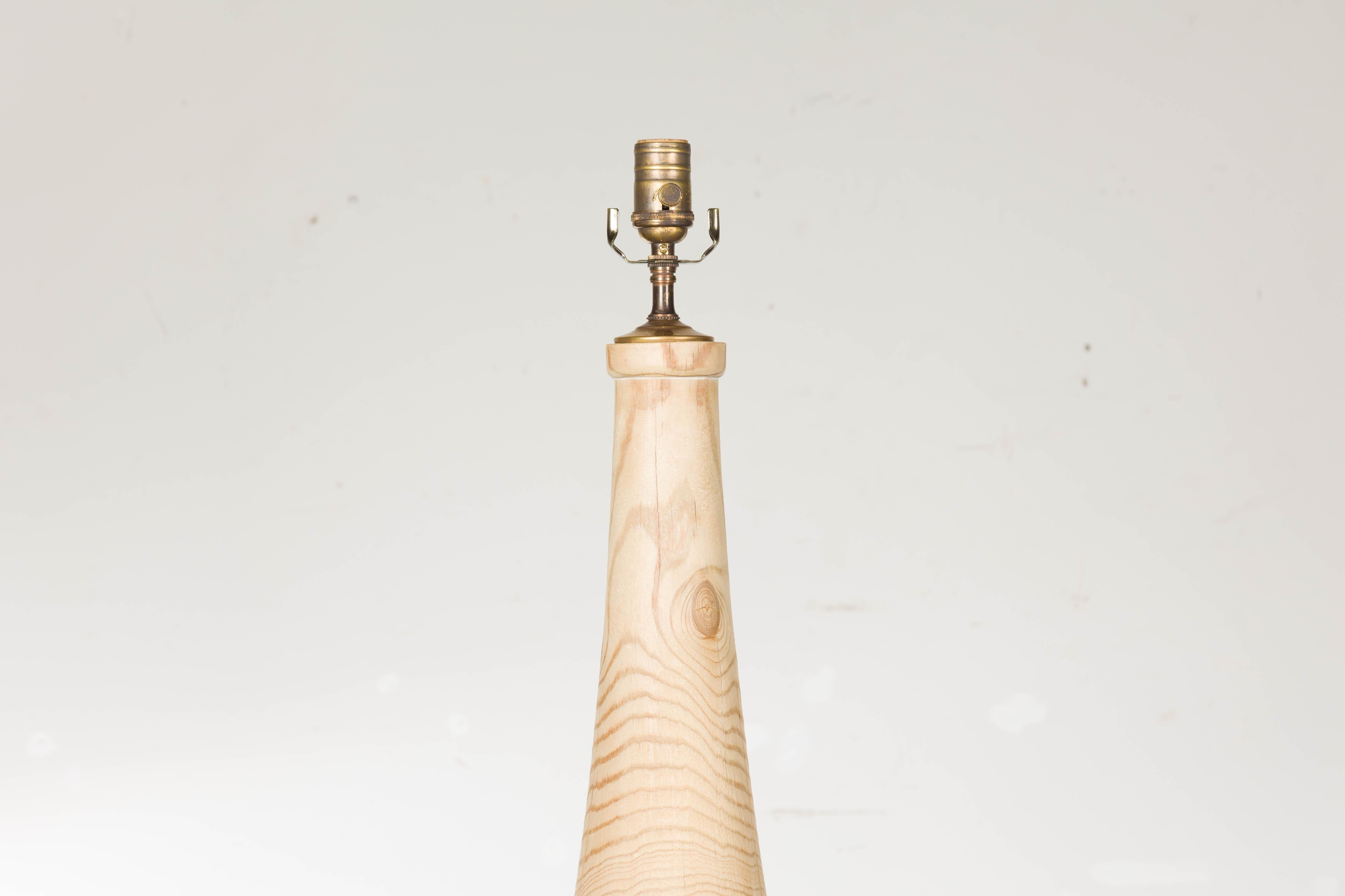 Intagliato Coppia di lampade da tavolo inglesi del Medioevo in pino con finitura naturale e basi in lucite in vendita