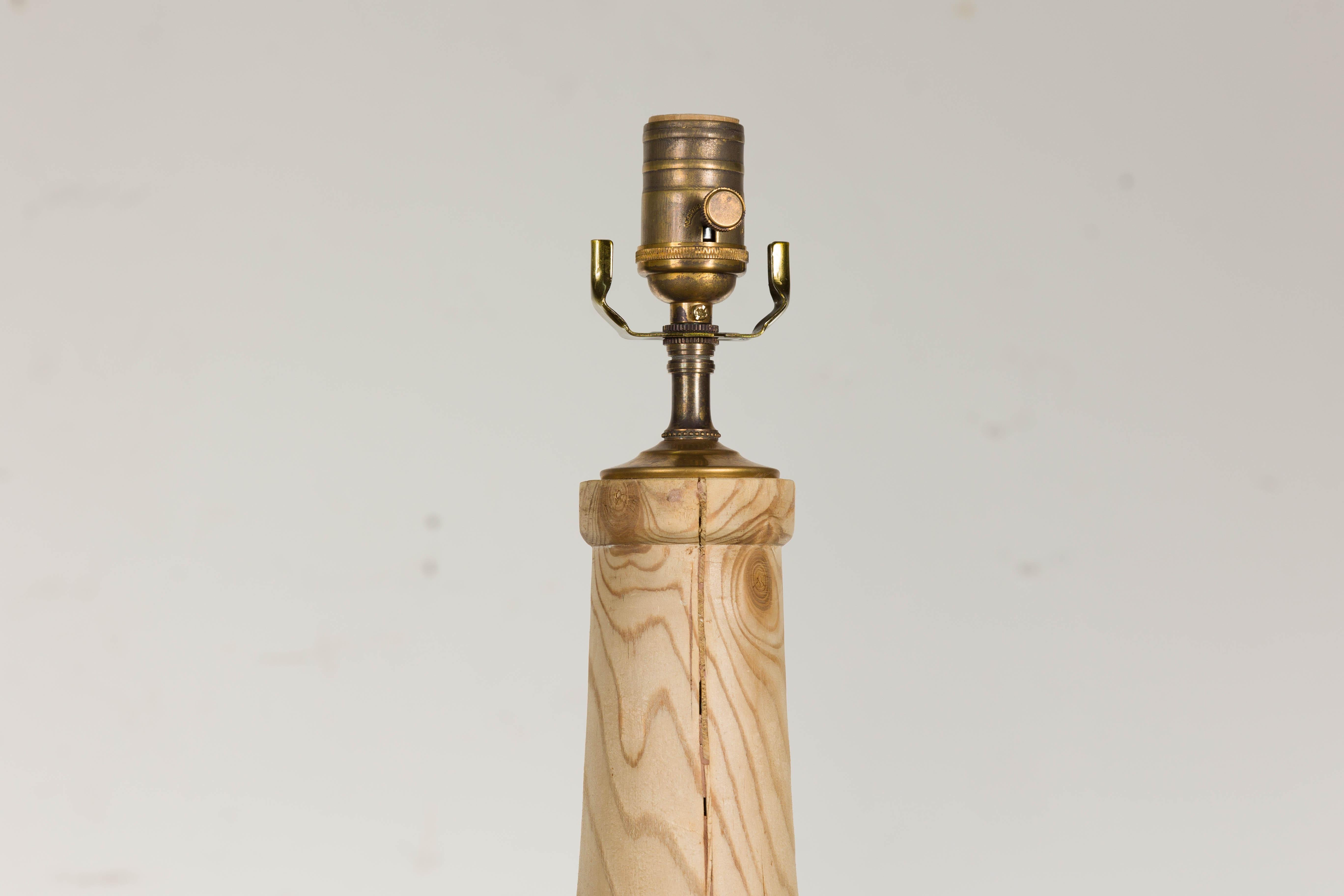 Lucite Paire de lampes de bureau anglaises en pin du milieu du siècle dernier avec finition naturelle et bases en lucite en vente