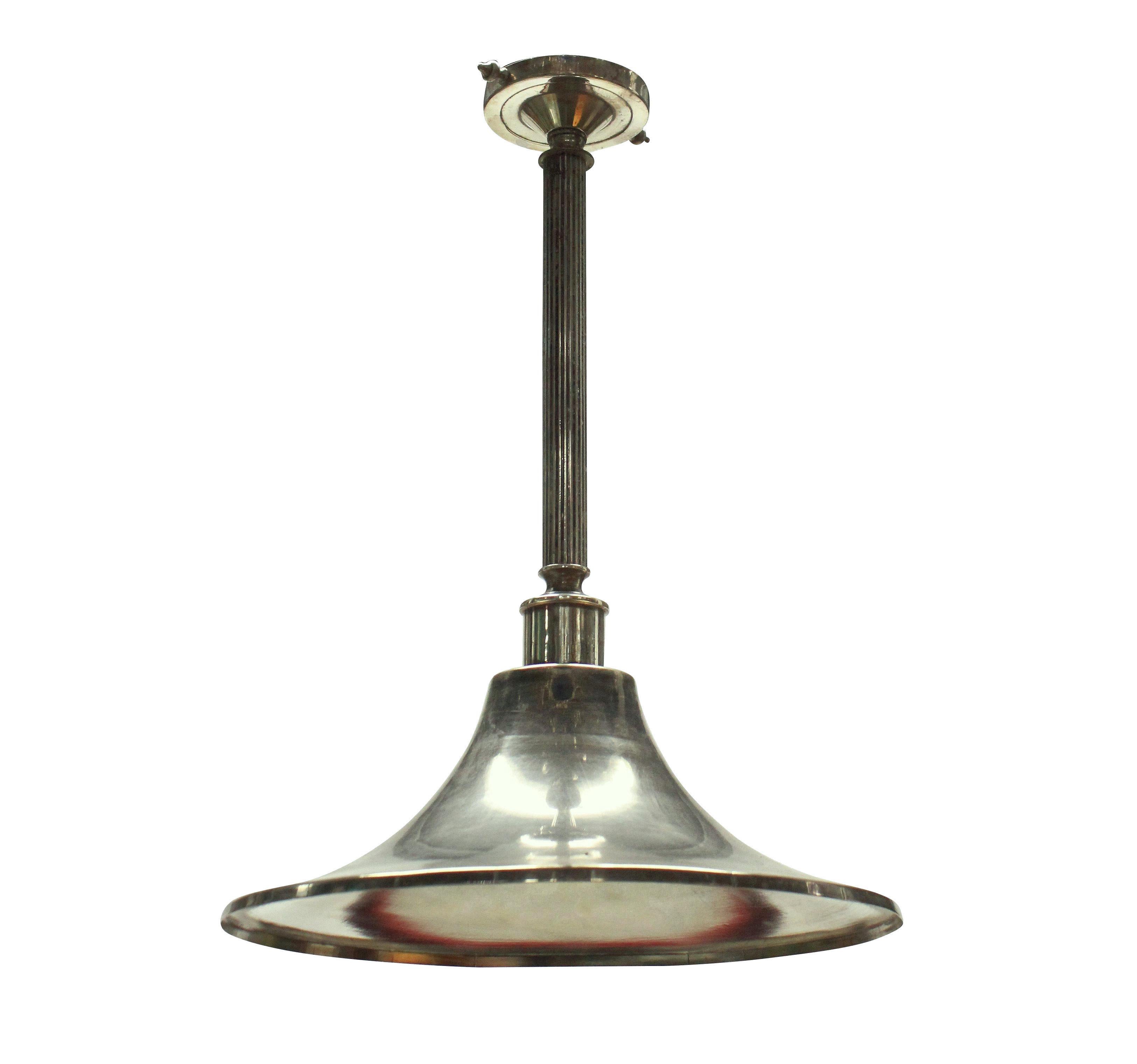 Paire de lampes à suspension en métal argenté de forme trompette, datant du milieu du siècle dernier. Ils nécessitent de grandes ampoules circulaires.