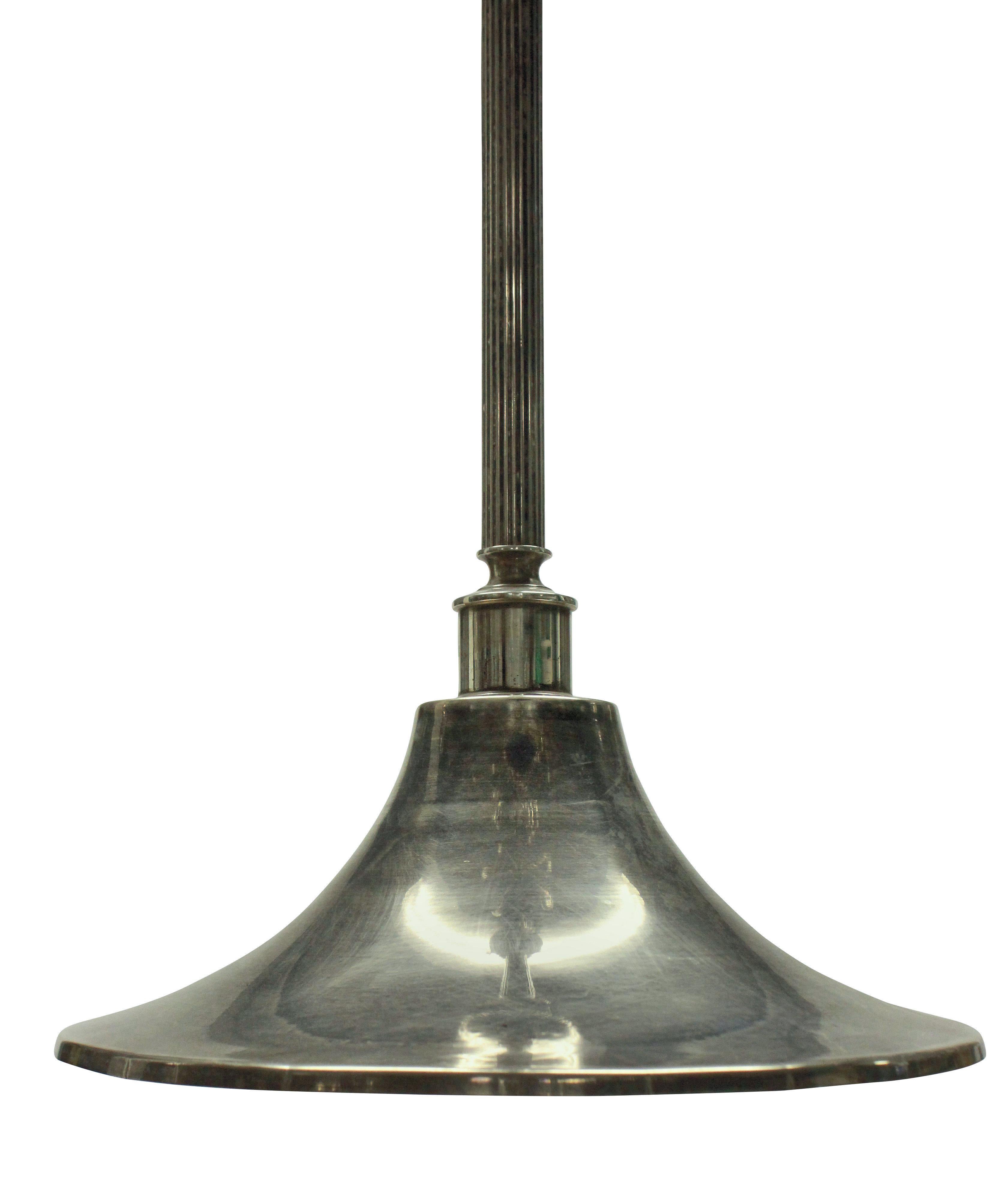 Mid-Century Modern Paire de lampes suspendues en argent de style anglais du milieu du siècle dernier en vente