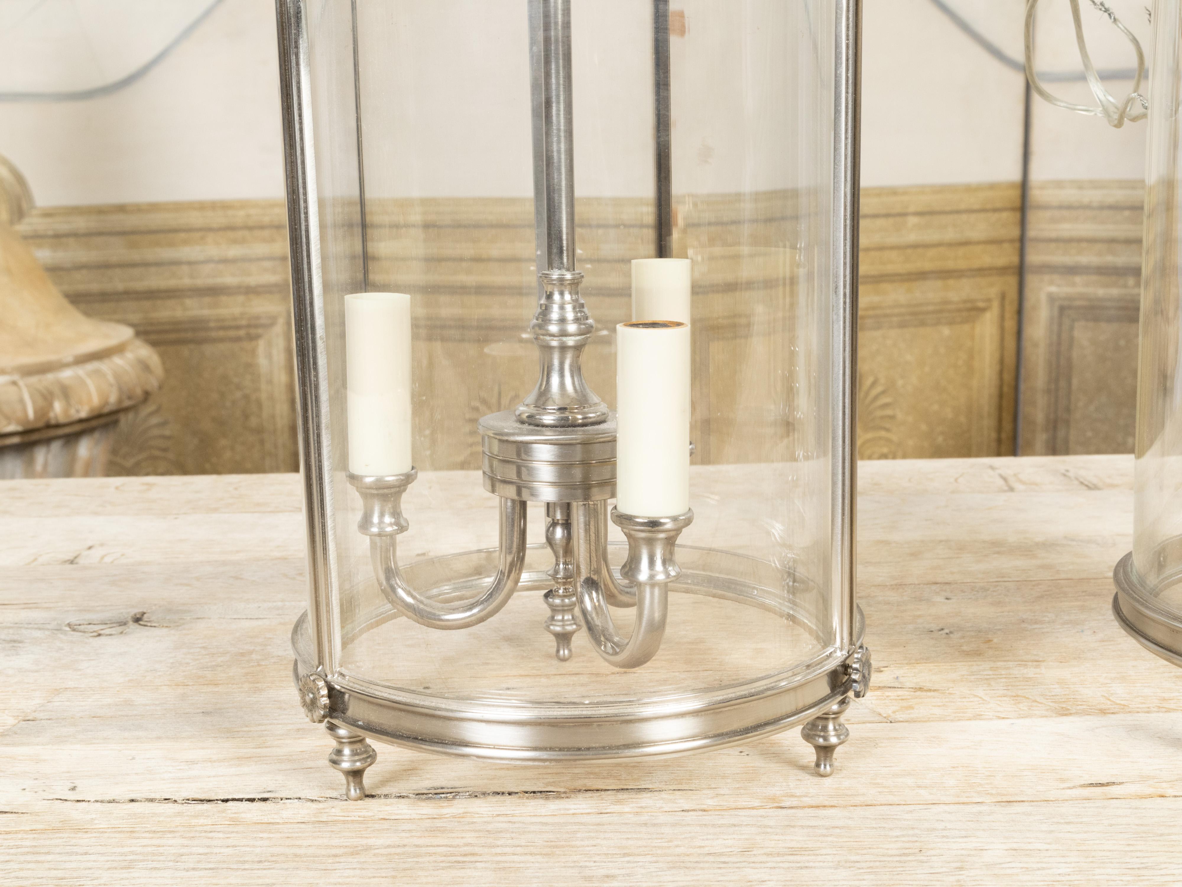 Paire de lanternes de salle anglaises mi-siècle à trois lumières en finition nickel avec verre en vente 3