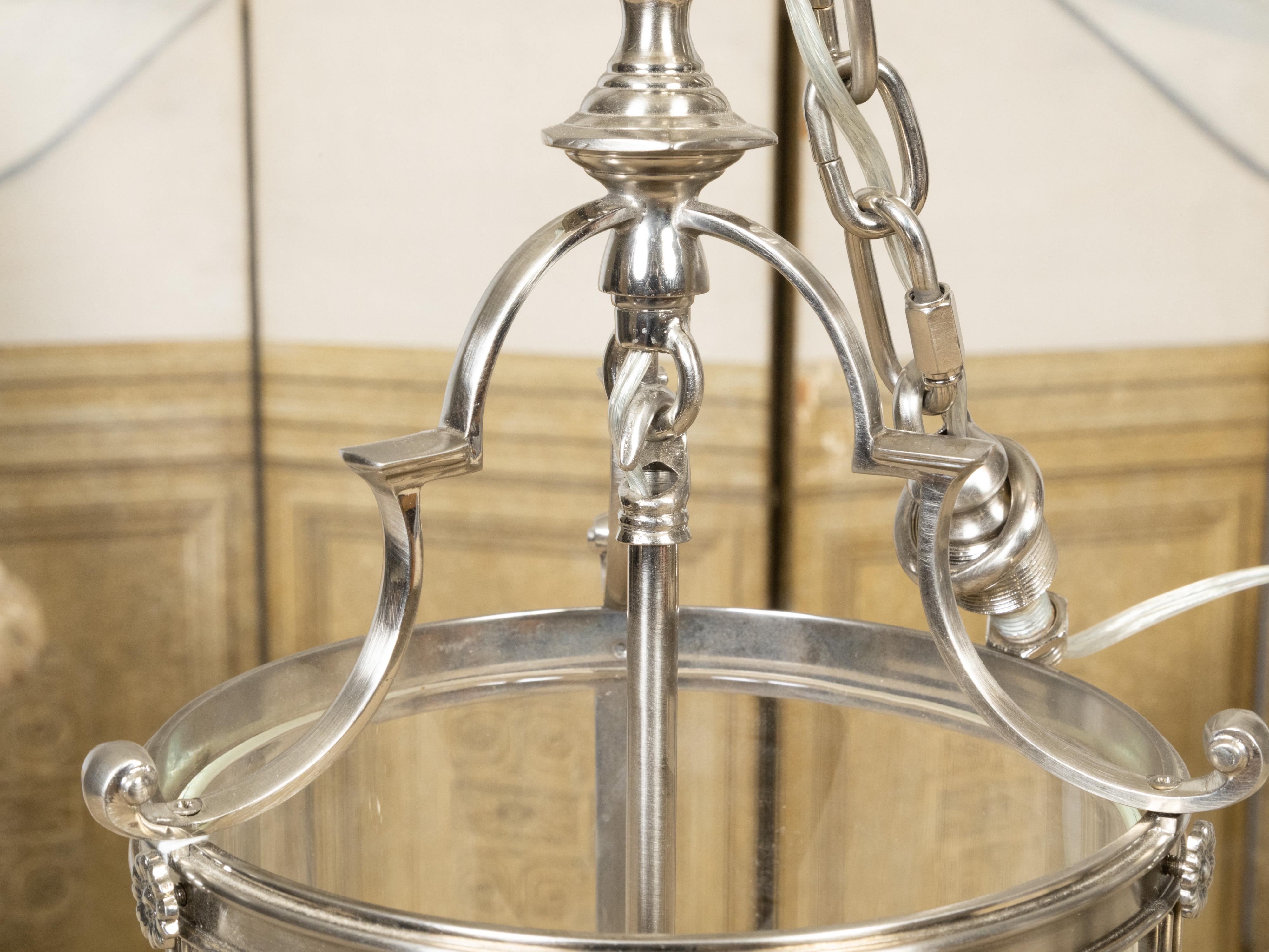 Paire de lanternes de salle anglaises mi-siècle à trois lumières en finition nickel avec verre en vente 1