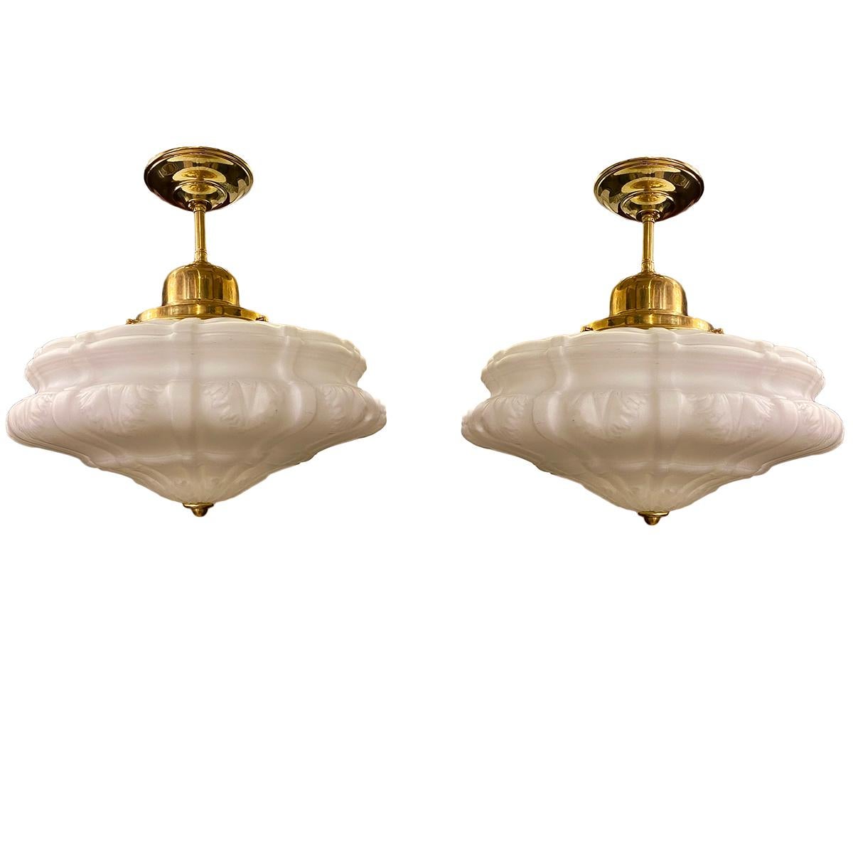 Paire de luminaires en verre laiteux anglais des années 1930. Vendu individuellement.

Mesures :
Diamètre : 16.5