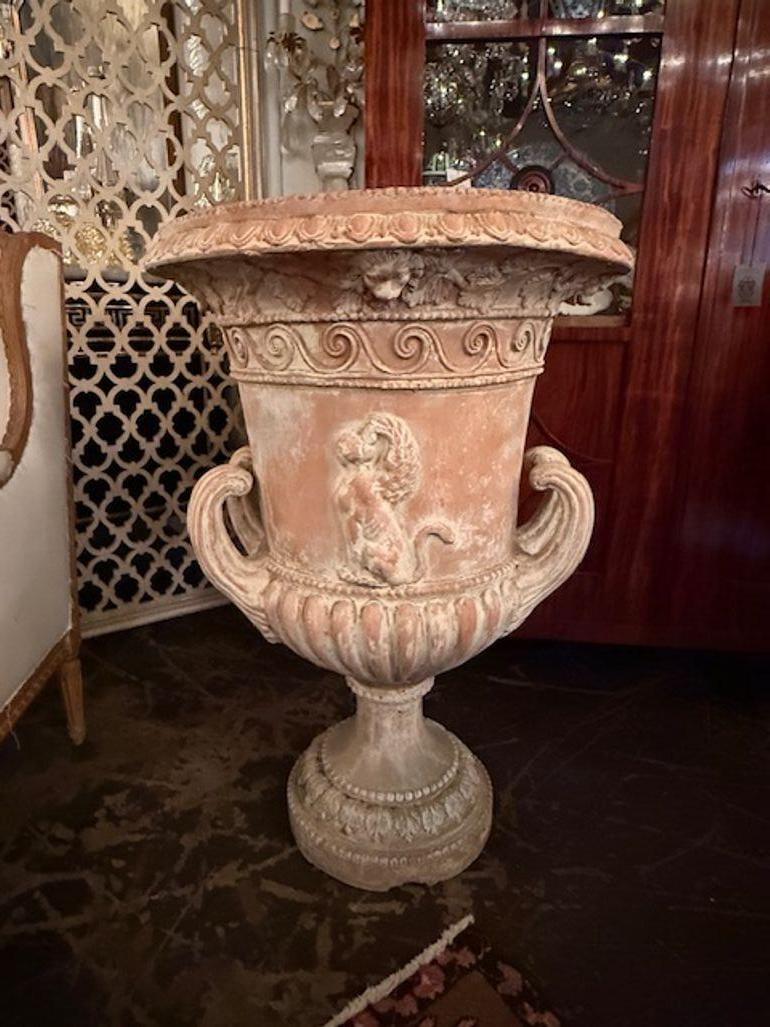 Cette paire d'urnes en terre cuite blanchie de style néoclassique anglais ajoute une touche d'élégance à tout jardin ou espace extérieur. Parfaites pour donner un aspect classique et sophistiqué à votre jardin ou à votre espace extérieur, ces urnes