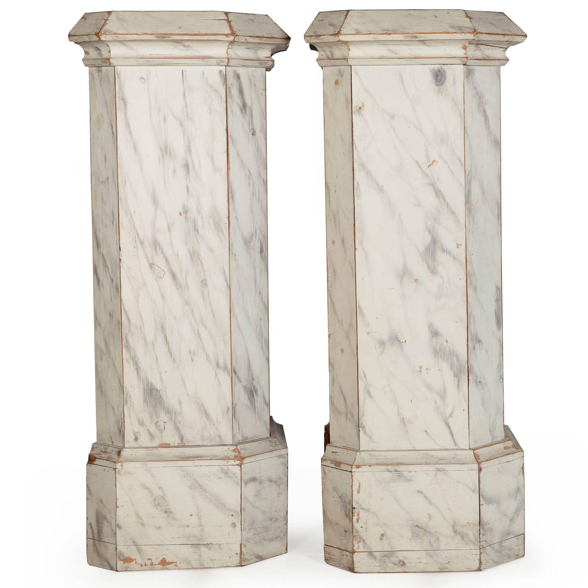 Néoclassique Paire de colonnes néoclassiques anglaises anciennes en pin peintes en faux marbre en vente