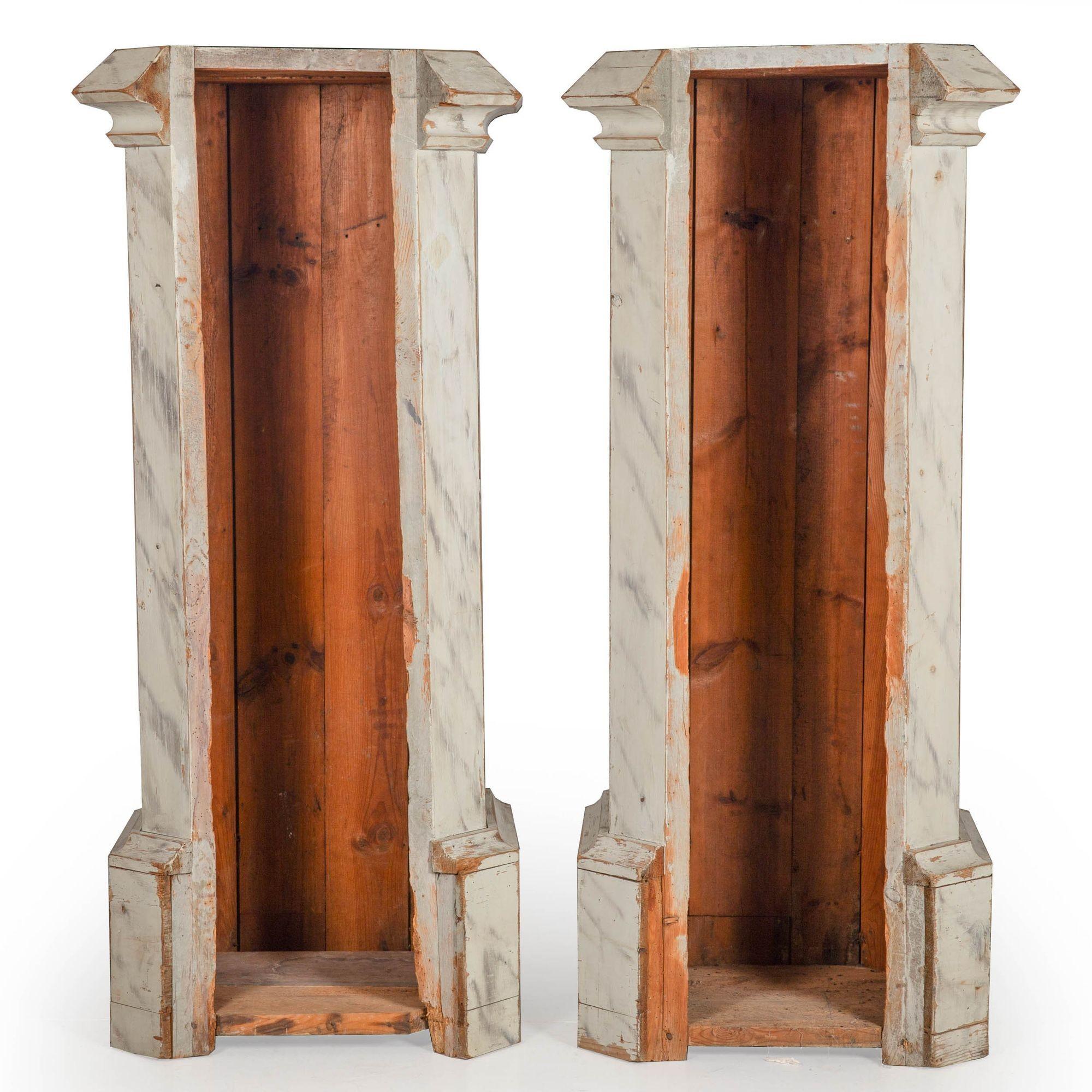 Anglais Paire de colonnes néoclassiques anglaises anciennes en pin peintes en faux marbre en vente