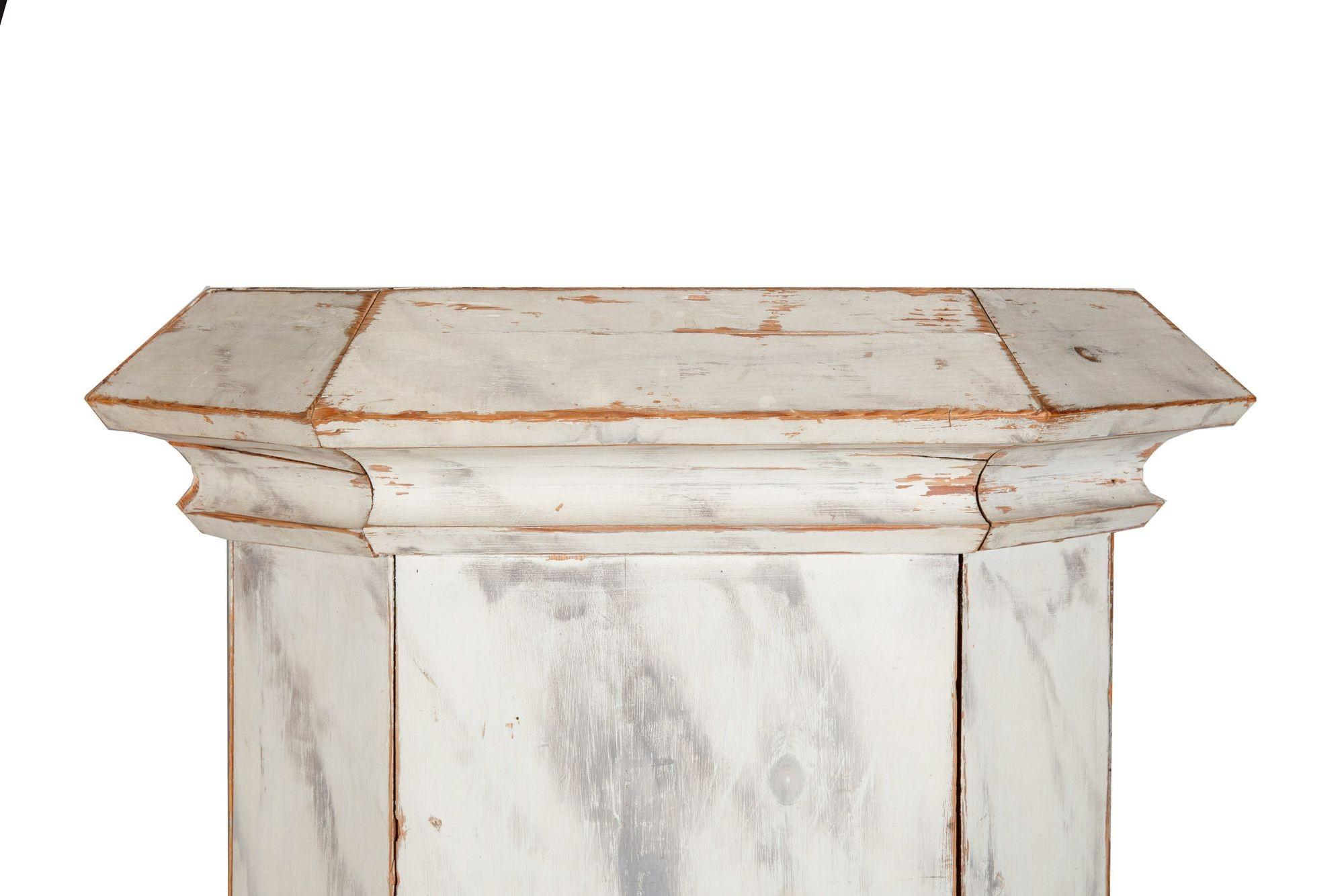 Pair of English Neoclassical Antique Faux Marble Painted Pine Columns For Sale 1
