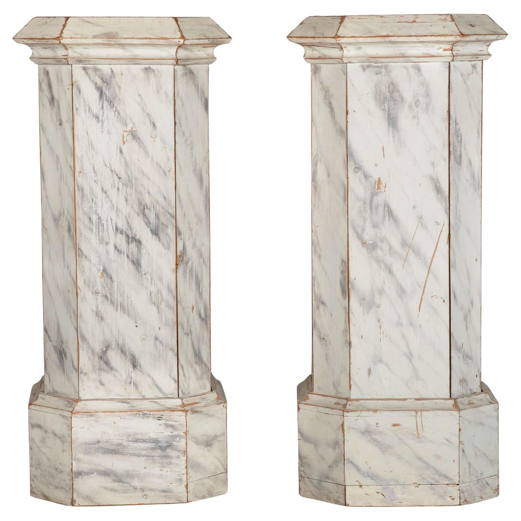 Paire de colonnes néoclassiques anglaises anciennes en pin peintes en faux marbre