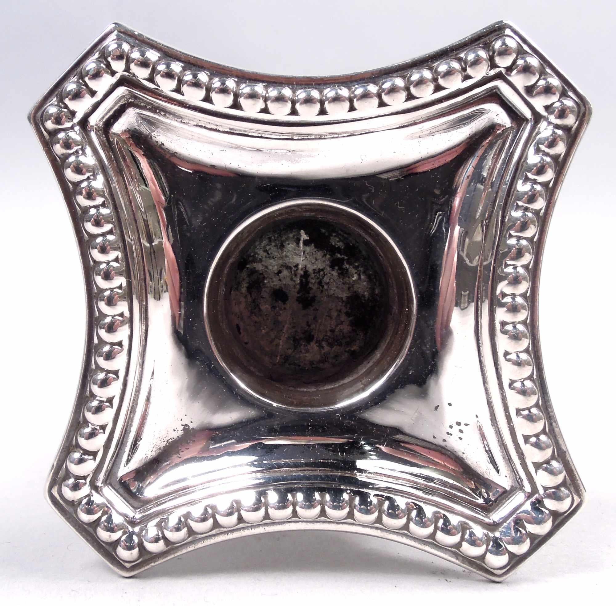 Britannique Paire de chandeliers à colonne en argent sterling de style néoclassique anglais, 1933 en vente
