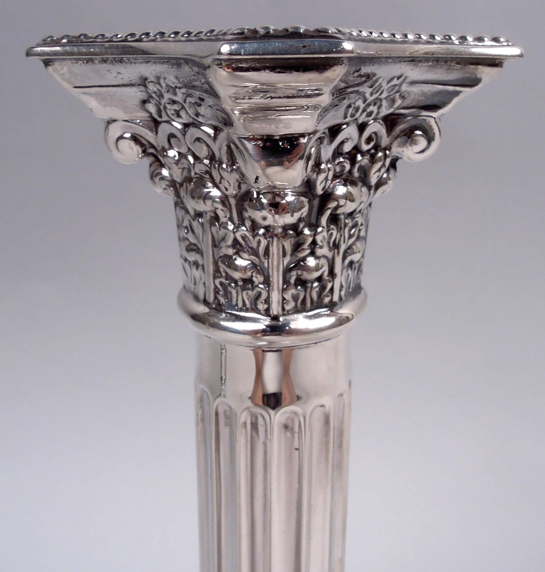 Milieu du XXe siècle Paire de chandeliers à colonne en argent sterling de style néoclassique anglais, 1933 en vente