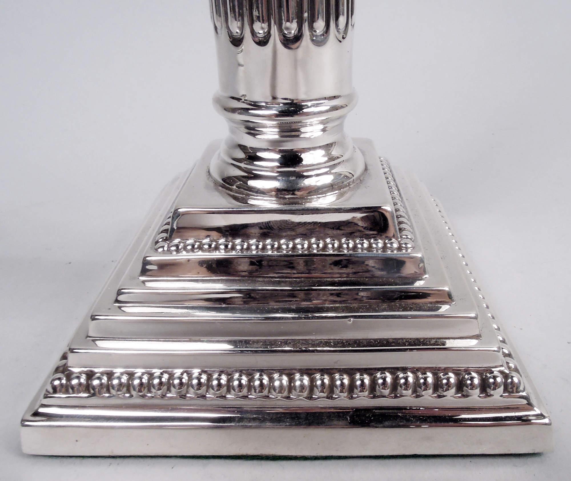 Argent sterling Paire de chandeliers à colonne en argent sterling de style néoclassique anglais, 1933 en vente