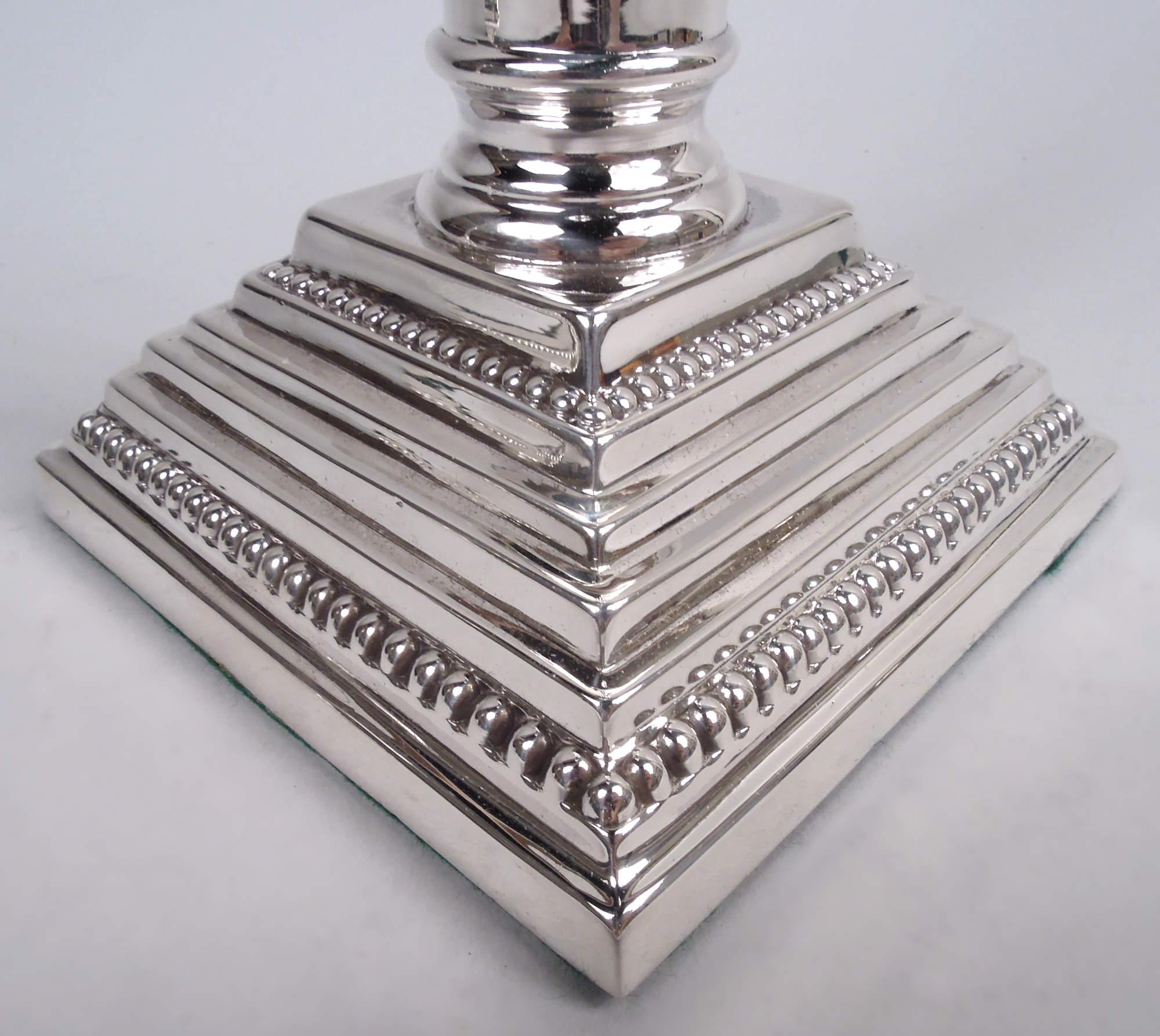 Paire de chandeliers à colonne en argent sterling de style néoclassique anglais, 1933 en vente 1