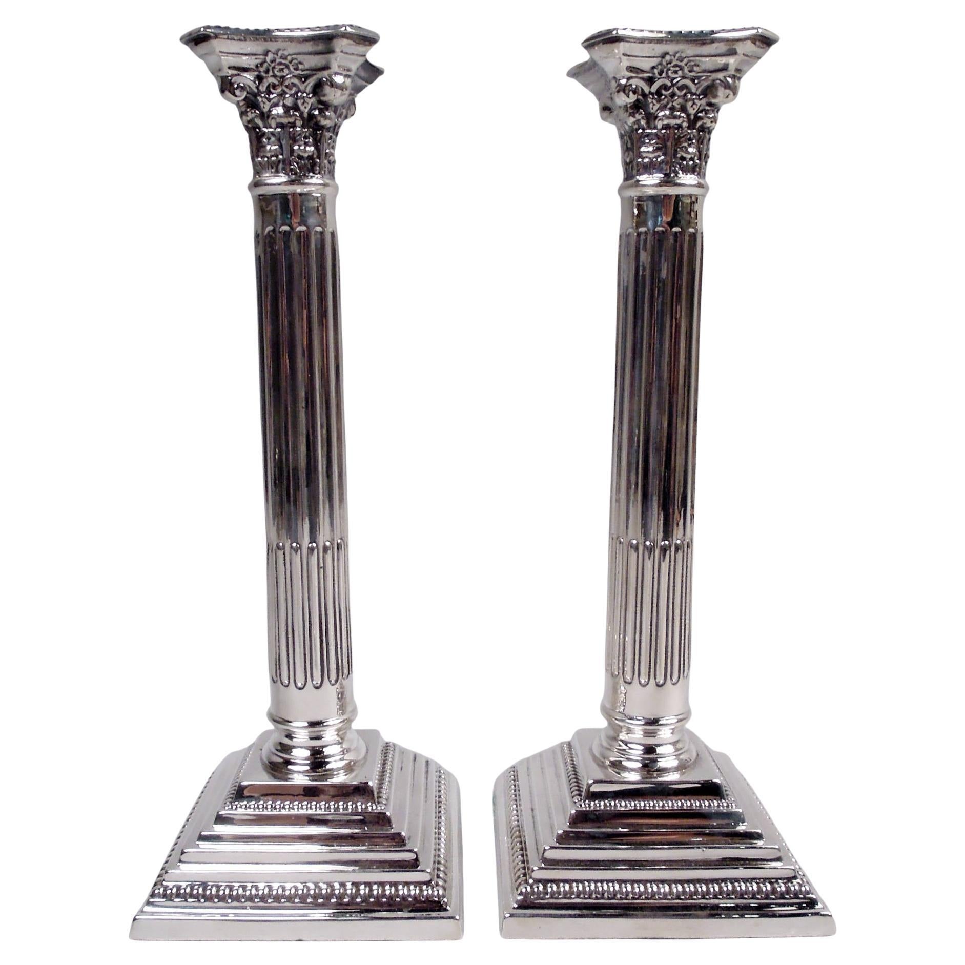Paire de chandeliers à colonne en argent sterling de style néoclassique anglais, 1933 en vente