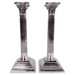 Paire de chandeliers à colonne en argent sterling de style néoclassique anglais, 1933