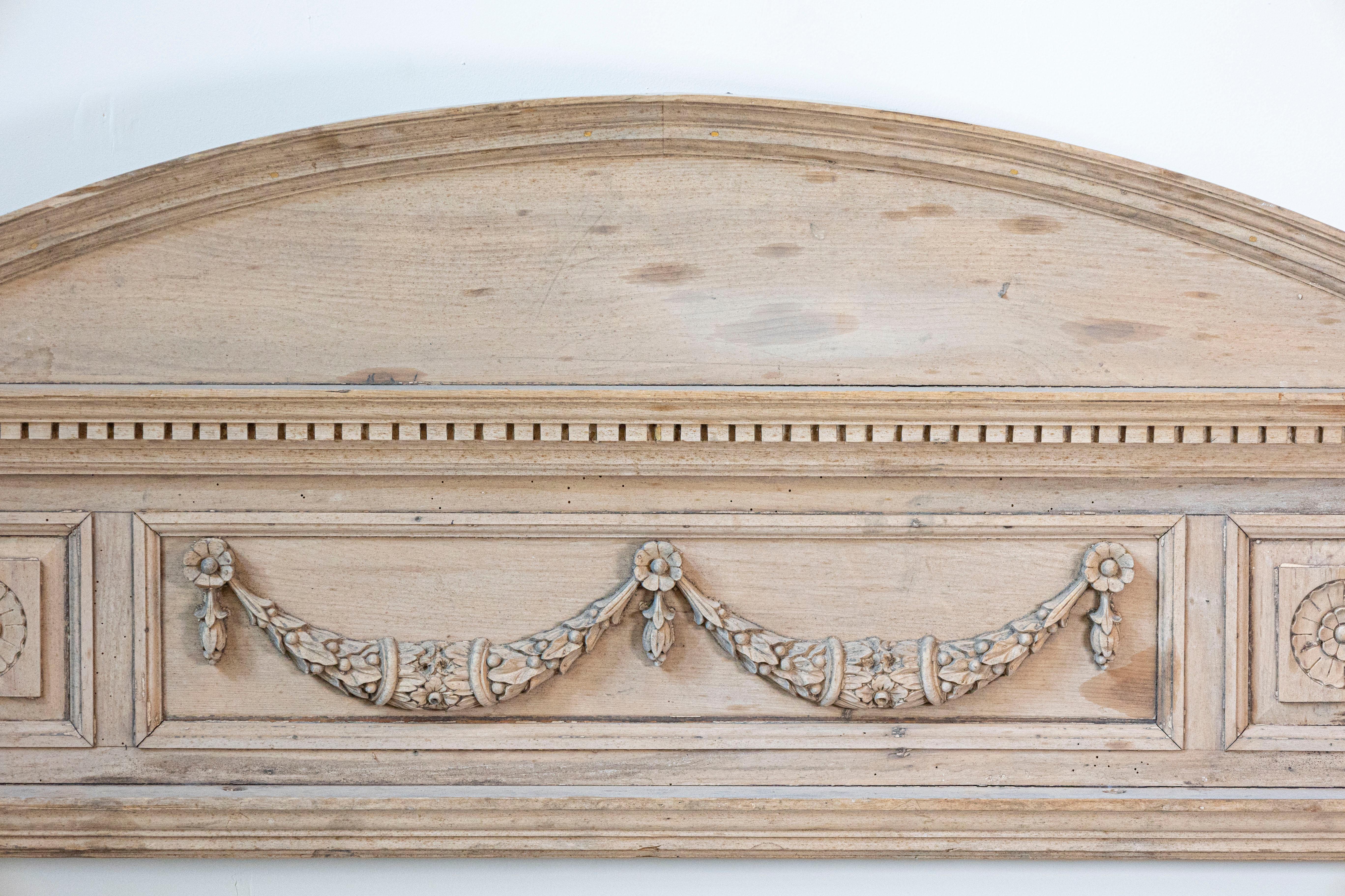 Paire d'entrées en pin sculpté de style néoclassique anglais des années 1850 avec motifs de guirlandes en vente 2