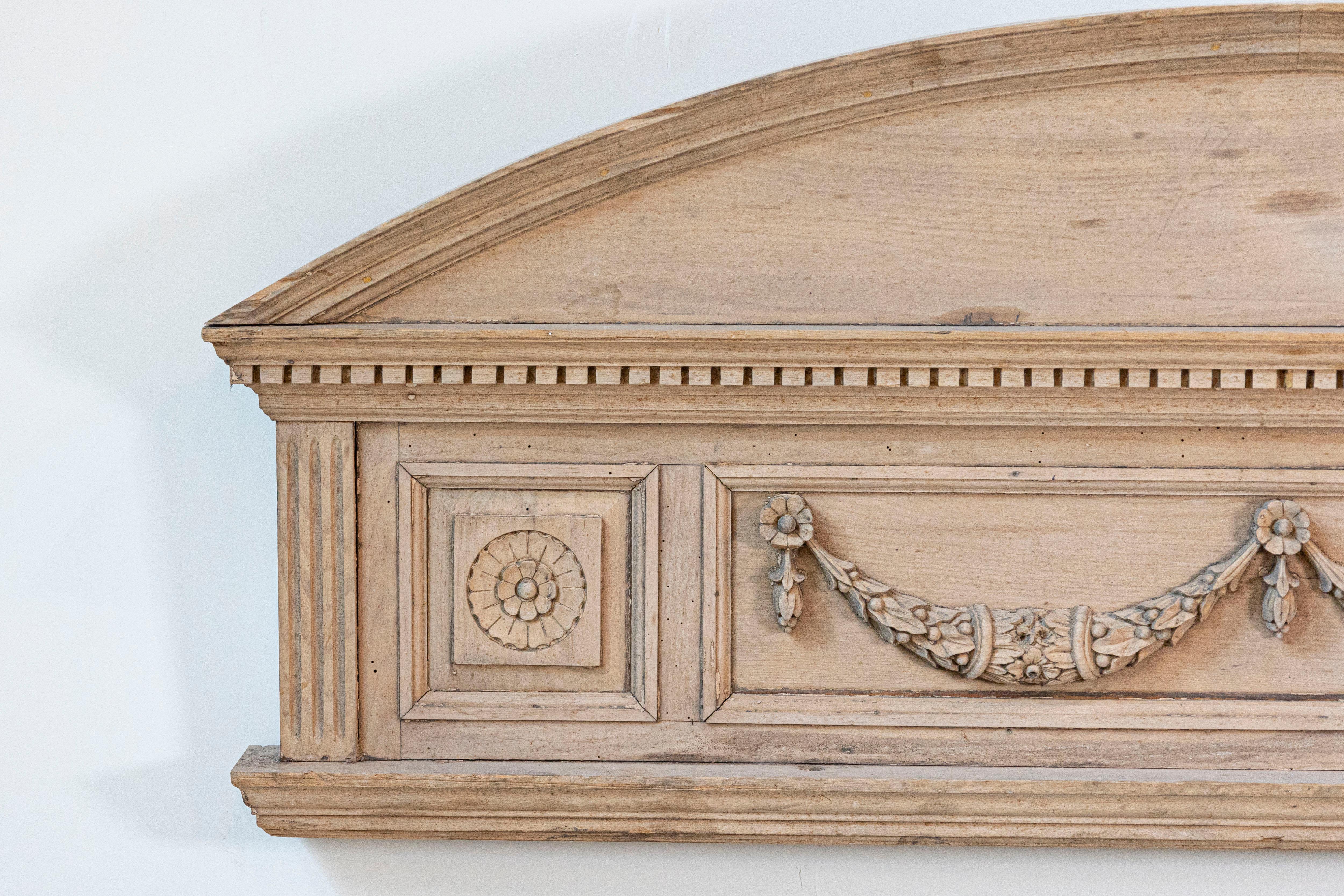 Paire d'entrées en pin sculpté de style néoclassique anglais des années 1850 avec motifs de guirlandes en vente 3