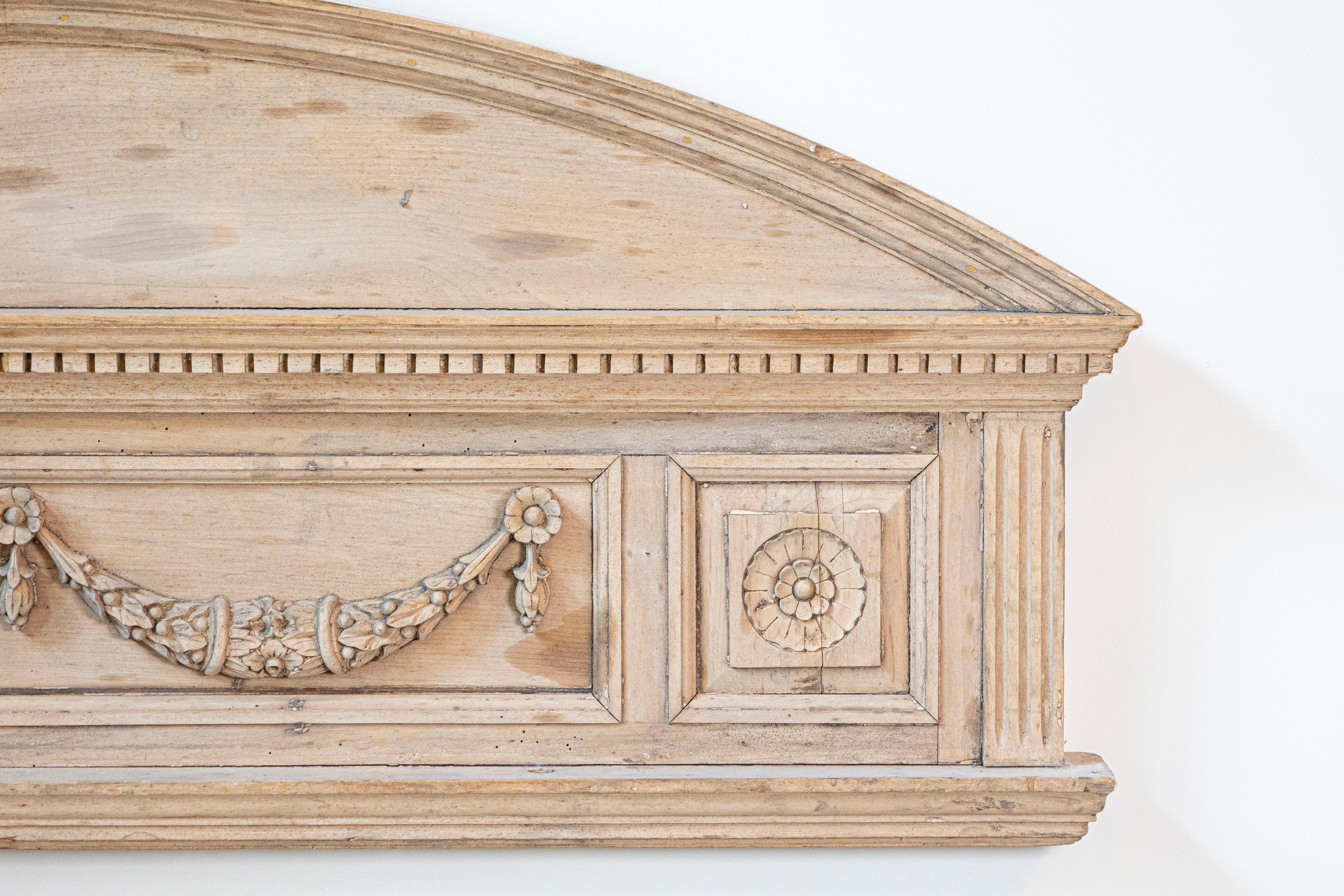 Paire d'entrées en pin sculpté de style néoclassique anglais des années 1850 avec motifs de guirlandes en vente 4