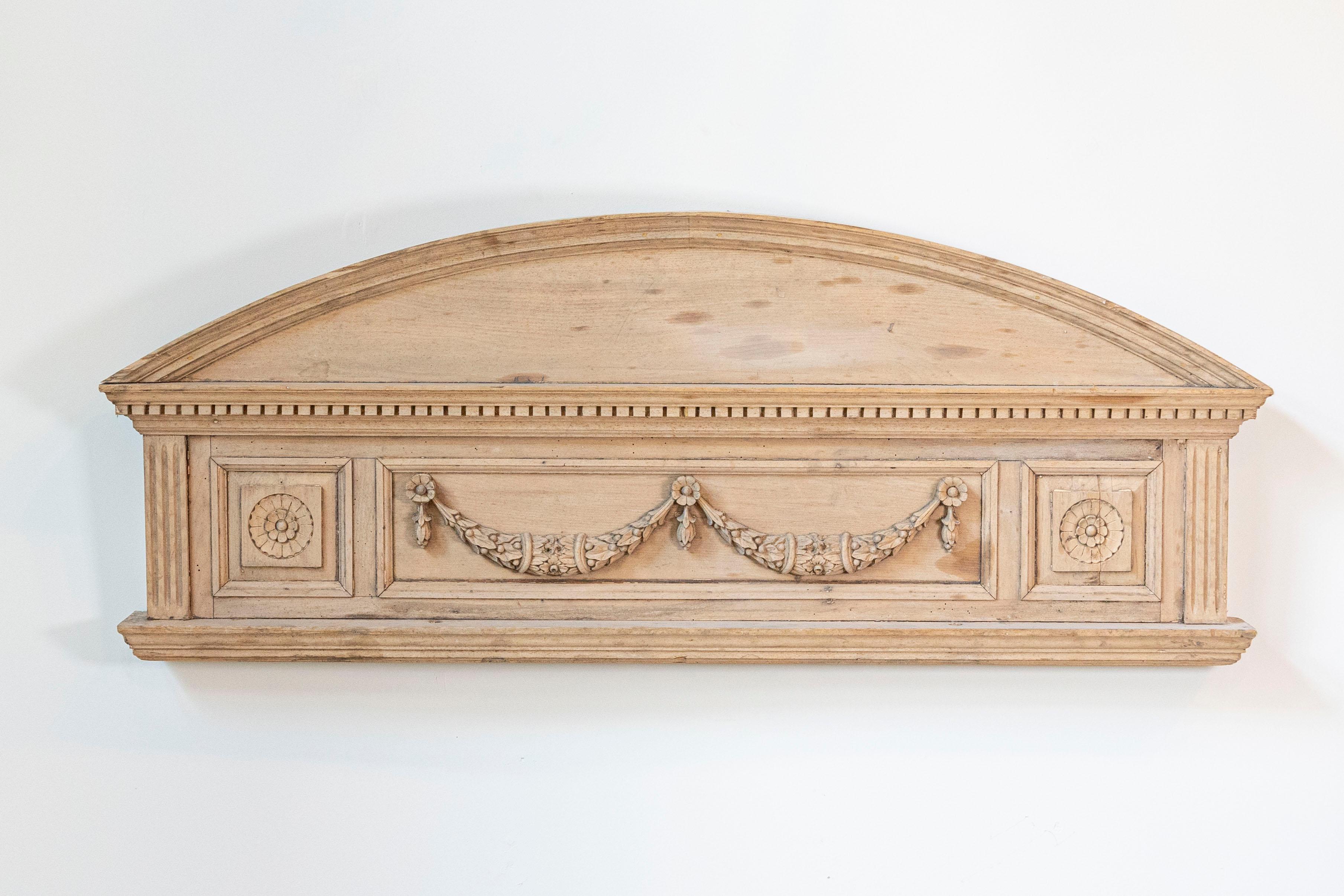 Néoclassique Paire d'entrées en pin sculpté de style néoclassique anglais des années 1850 avec motifs de guirlandes en vente