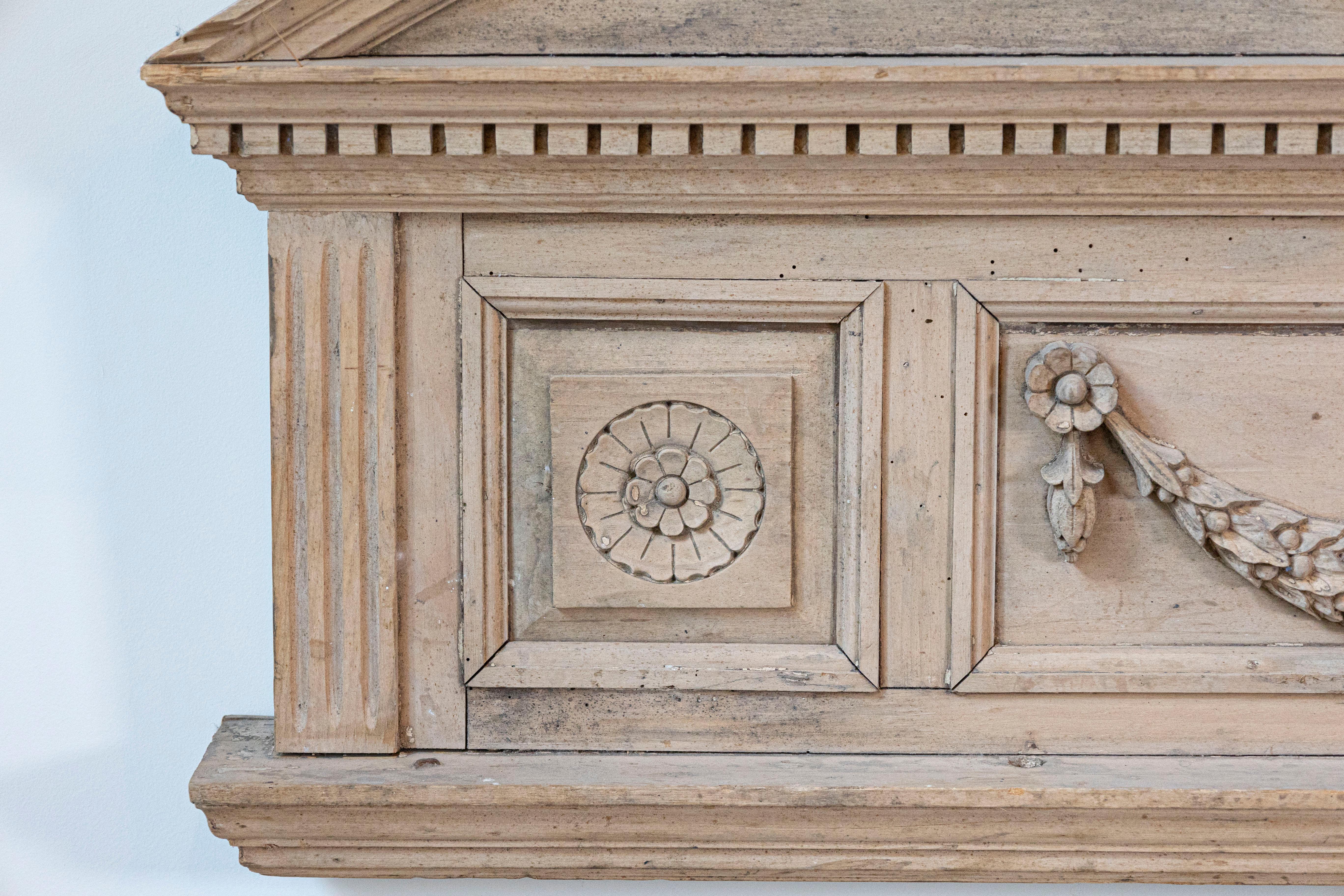 Anglais Paire d'entrées en pin sculpté de style néoclassique anglais des années 1850 avec motifs de guirlandes en vente