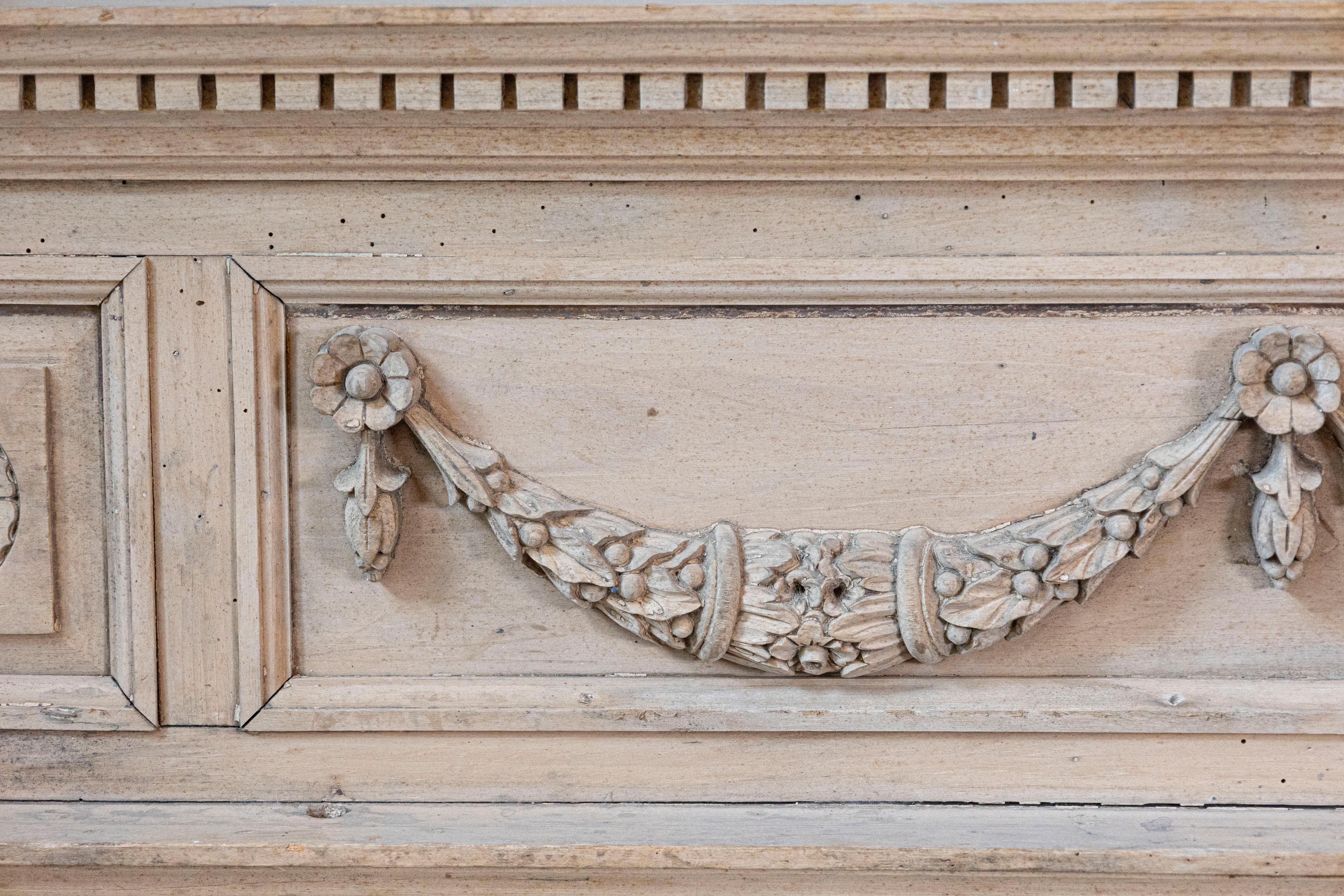 Sculpté Paire d'entrées en pin sculpté de style néoclassique anglais des années 1850 avec motifs de guirlandes en vente