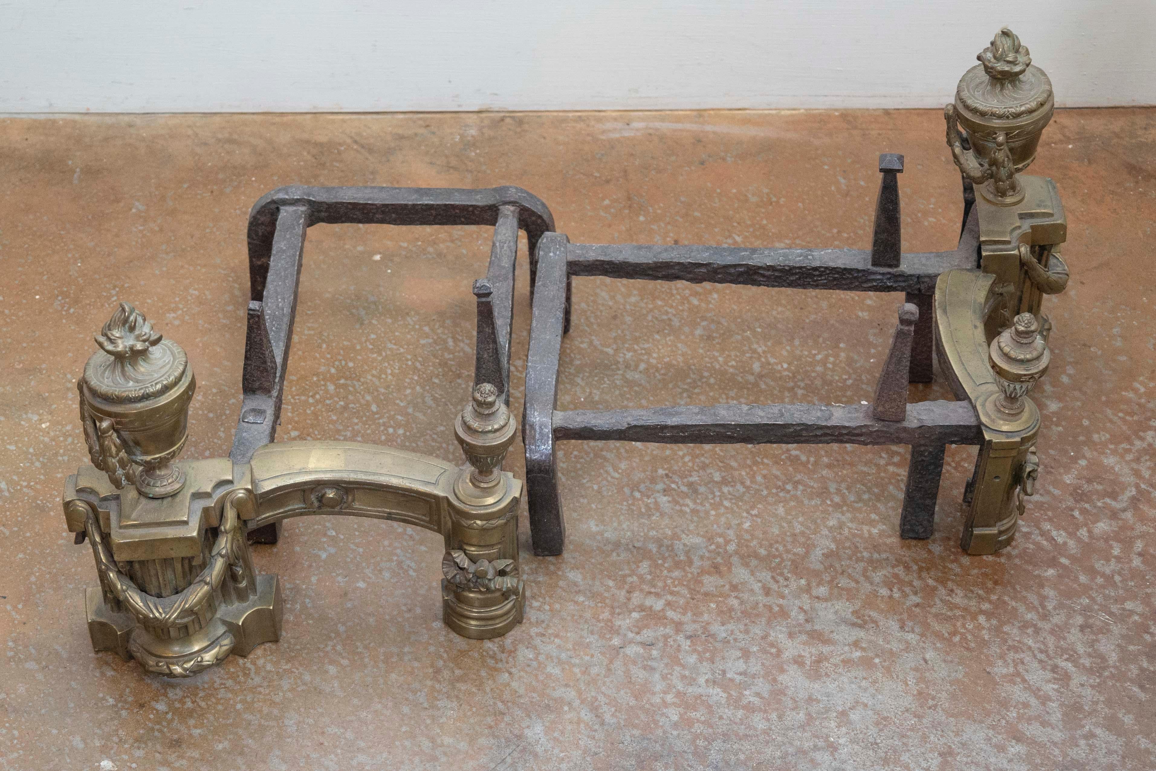 Neoclassico Coppia di Androni inglesi in ottone in stile neoclassico del 1860 circa, con bracieri per il fuoco in vendita
